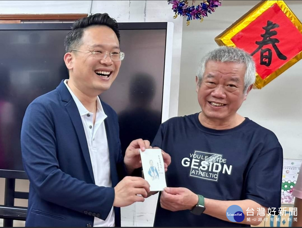 表揚已故模範母親,蘇俊賓暖心致贈手繪畫作。