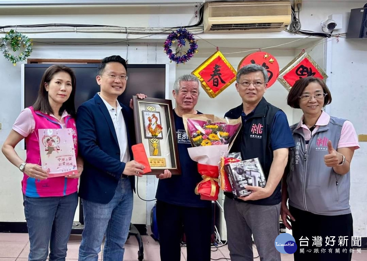 表揚已故模範母親,蘇俊賓暖心致贈手繪畫作。