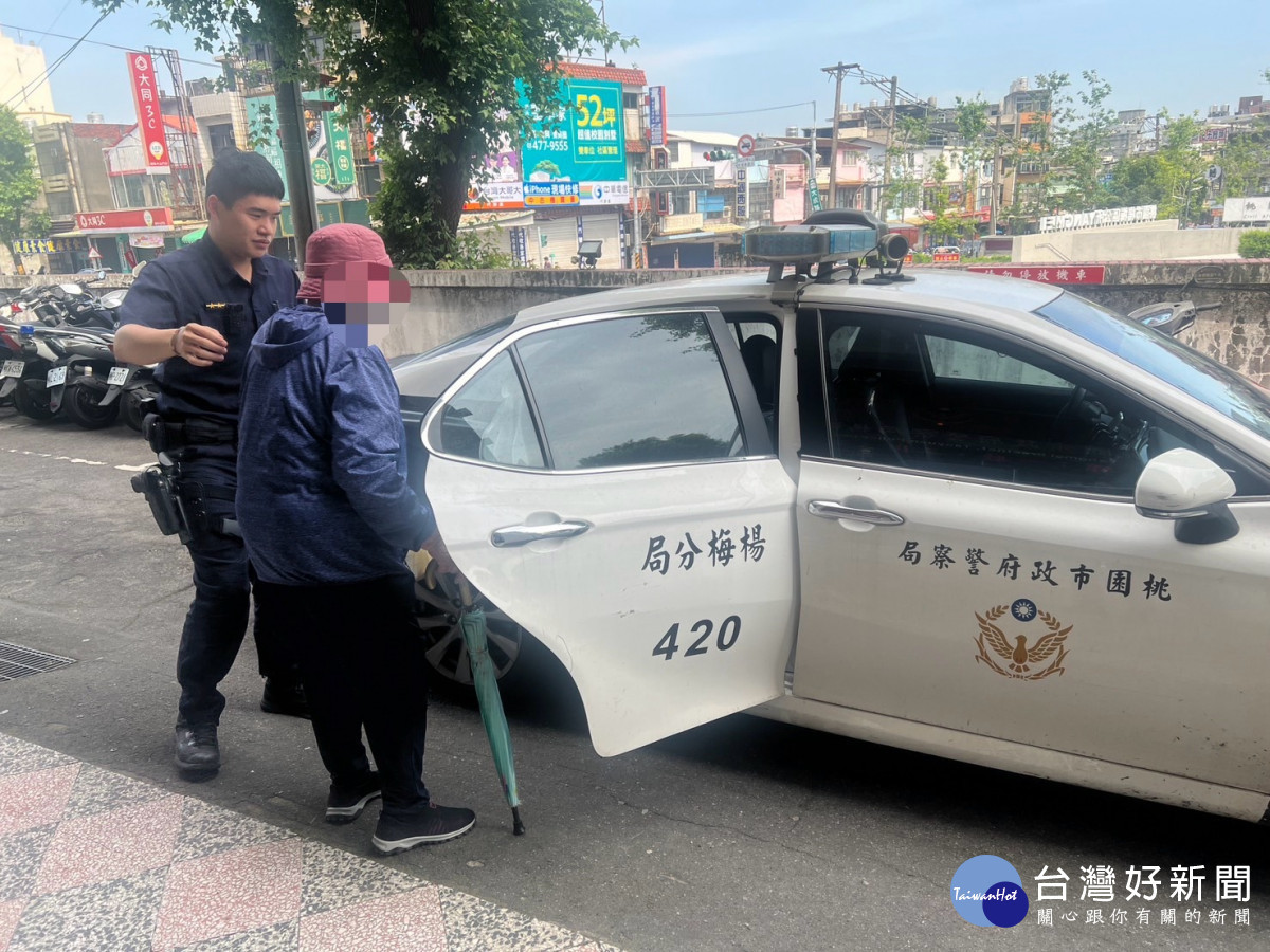 警方是將老婦載返派出所休息
