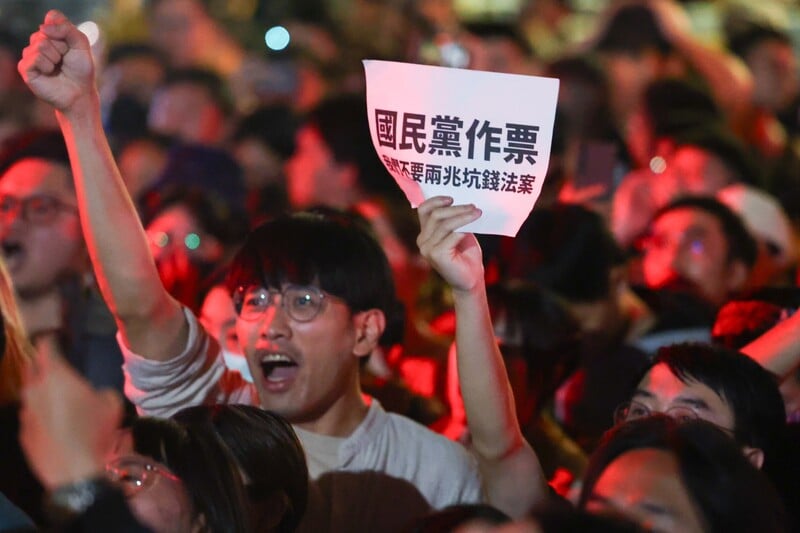 大批民眾17日晚間聚集到立法院外青島東路上,表達對國民黨意圖強推國會改革法案的不滿與抗議。 中央社
