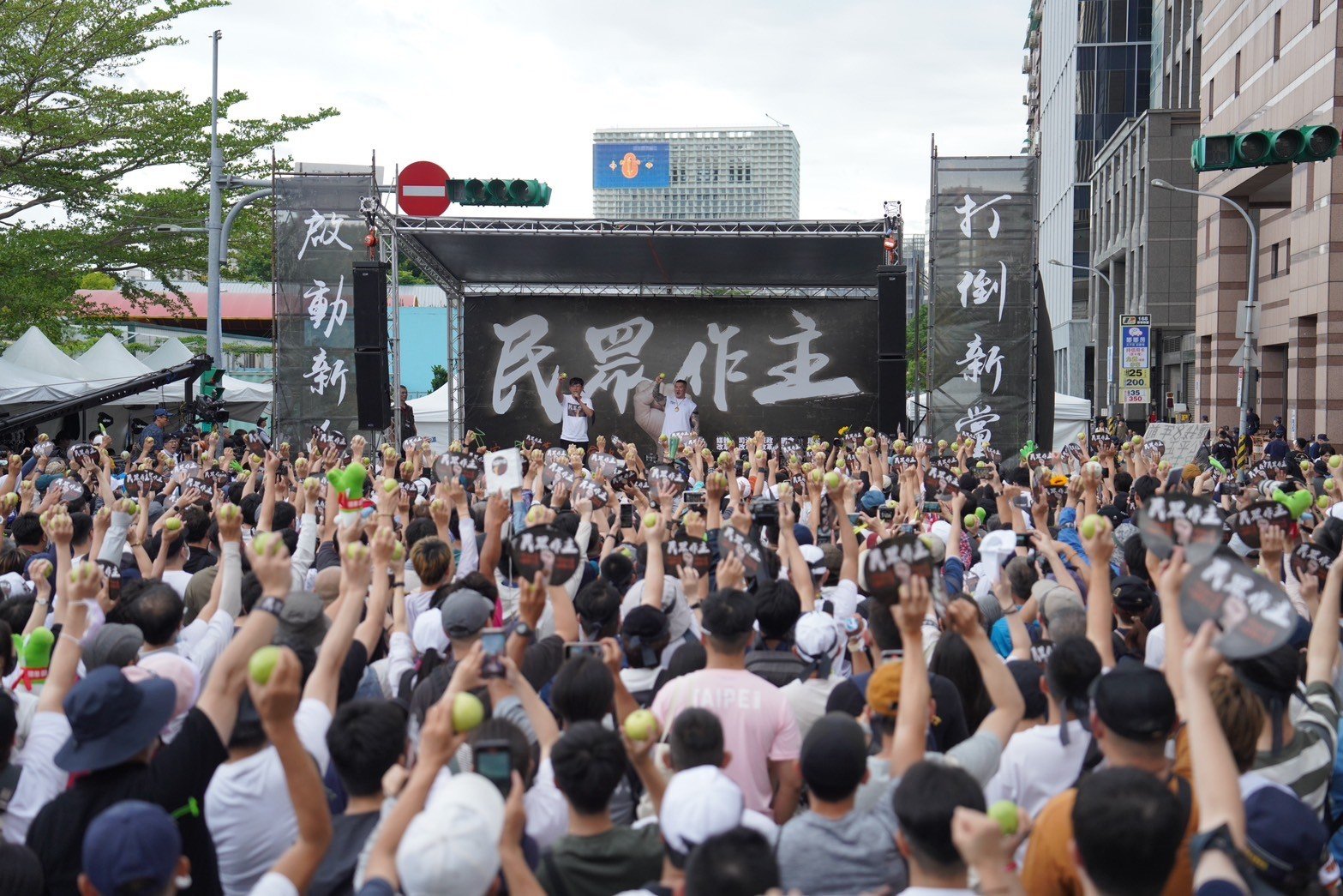 臺灣民眾黨在北平東路民進黨中央黨部前舉行「519草根決心行動」,現場號稱有8千人齊聚,現場支持者手持芭樂,痛批民進黨是「芭樂黨」。民眾黨提供