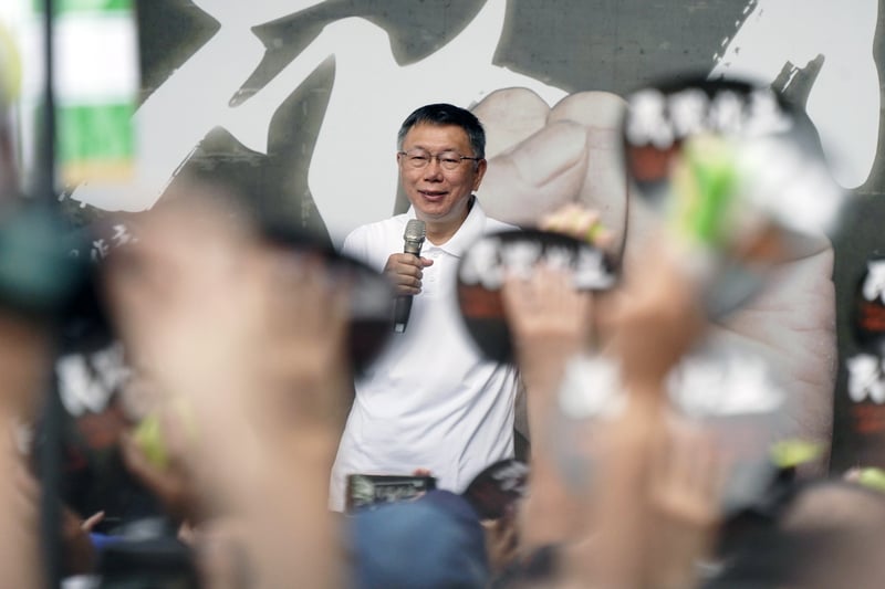 民眾黨19日在民進黨中央黨部外舉行「519草根決心行動」,民眾黨主席柯文哲(後)壓軸上台致詞。中央社