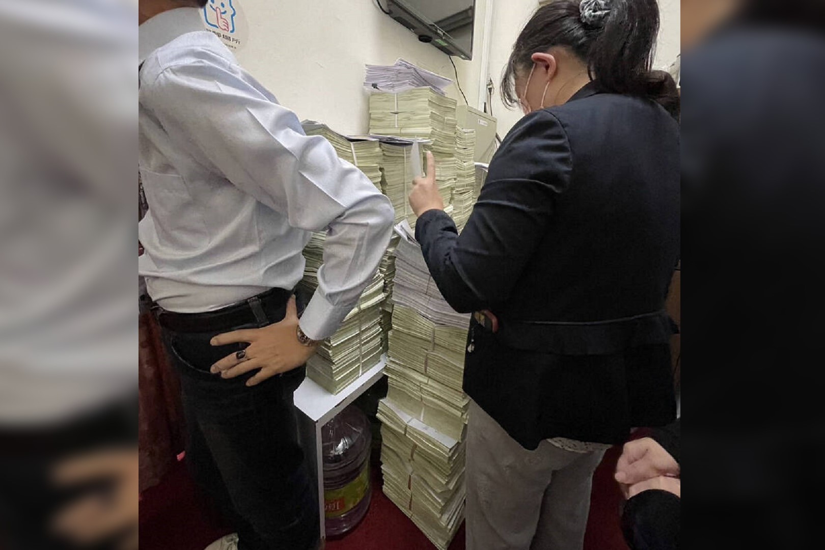 陳智菡指,17日當天民進黨提出海量修正動議與再修正動議,疊成一座小山,使出「案海戰術」干擾。民眾黨提供