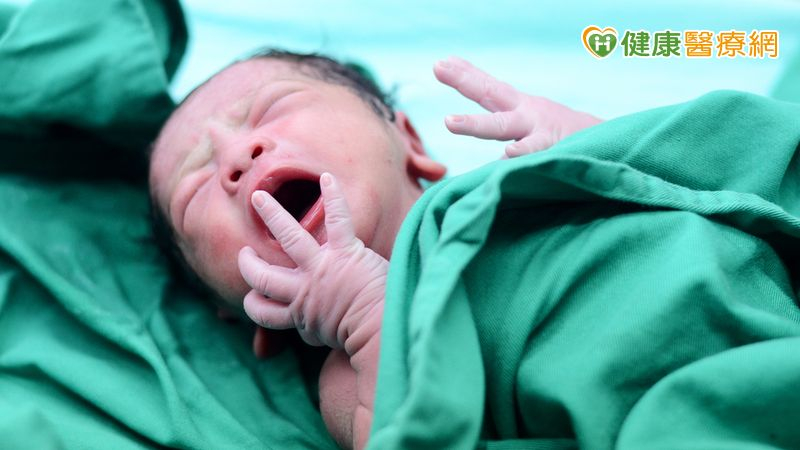 新生兒「先天迴腸閉鎖、腸扭轉與嚴重穿孔」命危 精準手術成功搶救