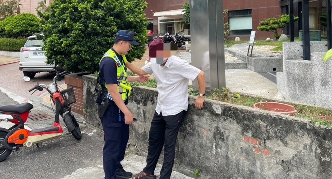 老翁身體不適突倒於路旁  眼尖會考執行員警及時發現上前救援 虛驚一場】