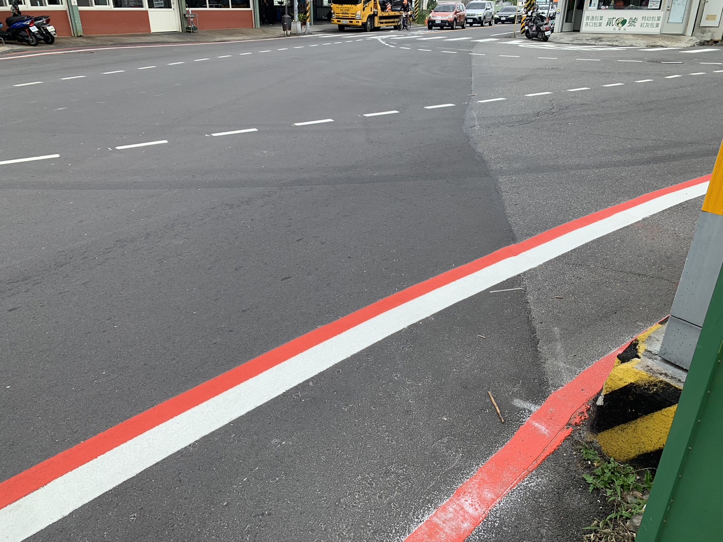 ▲花壇鄉花壇街等路段，最近出現紅、白、紅三條線並行的道路標線，員警看了也滿臉「三條線」，直呼「被考倒了」。（記者張溎壕攝）