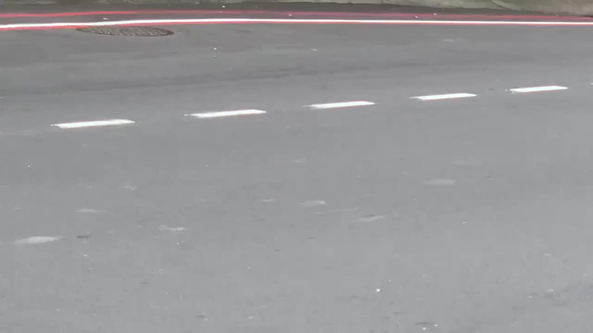 ▲花壇鄉花壇街等路段，最近出現紅、白、紅三條線並行的道路標線，員警看了也滿臉「三條線」，直呼「被考倒了」。（記者張溎壕攝）