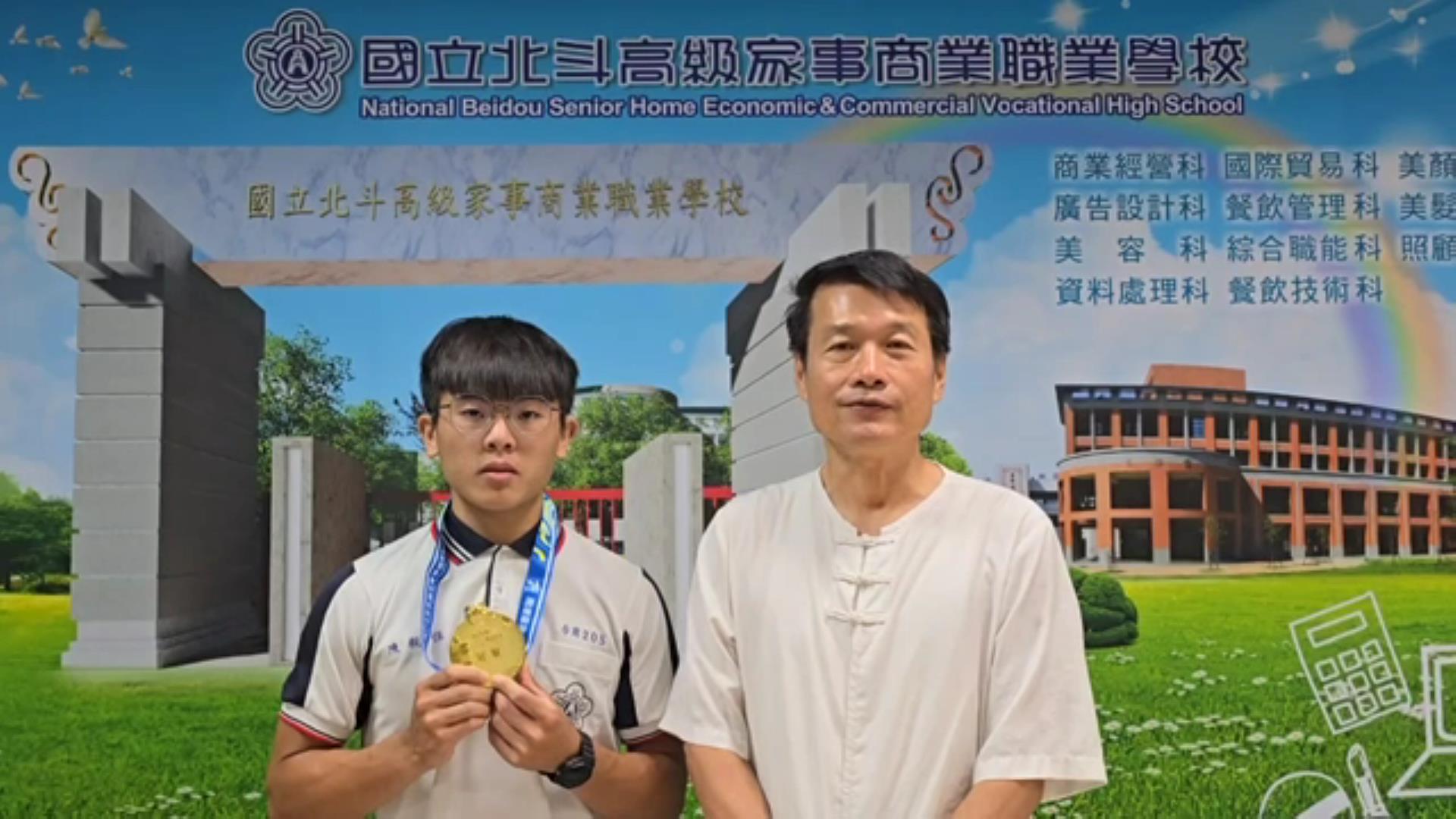 ▲北斗家商商業經營科三年級學生陳毅恆，勇奪113年全國中等學校運動會舉重高男67公斤級金牌，期待未來有機會選上國手。（記者張溎壕攝）