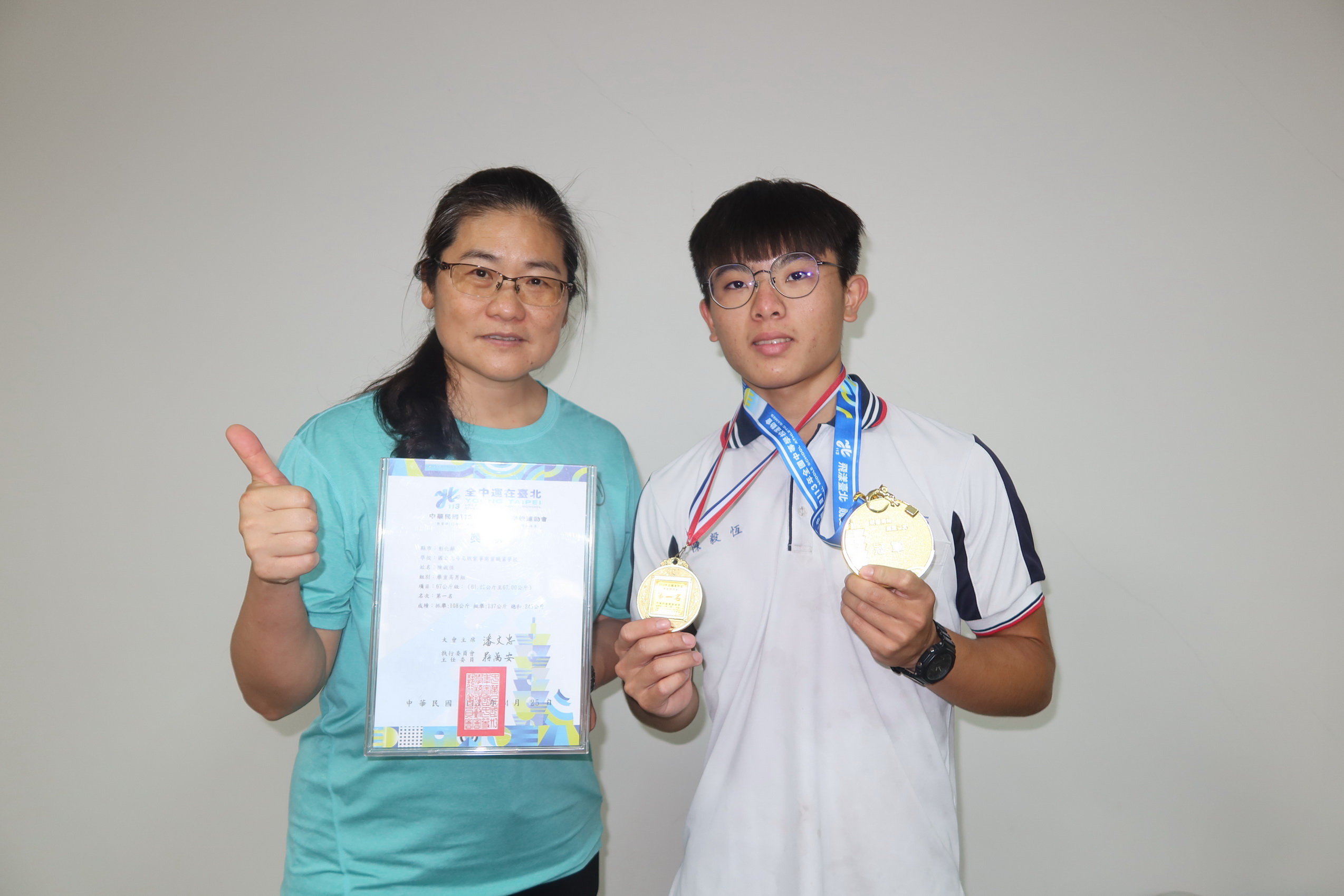 ▲北斗家商商業經營科三年級學生陳毅恆，勇奪113年全國中等學校運動會舉重高男67公斤級金牌，期待未來有機會選上國手。（記者張溎壕攝）