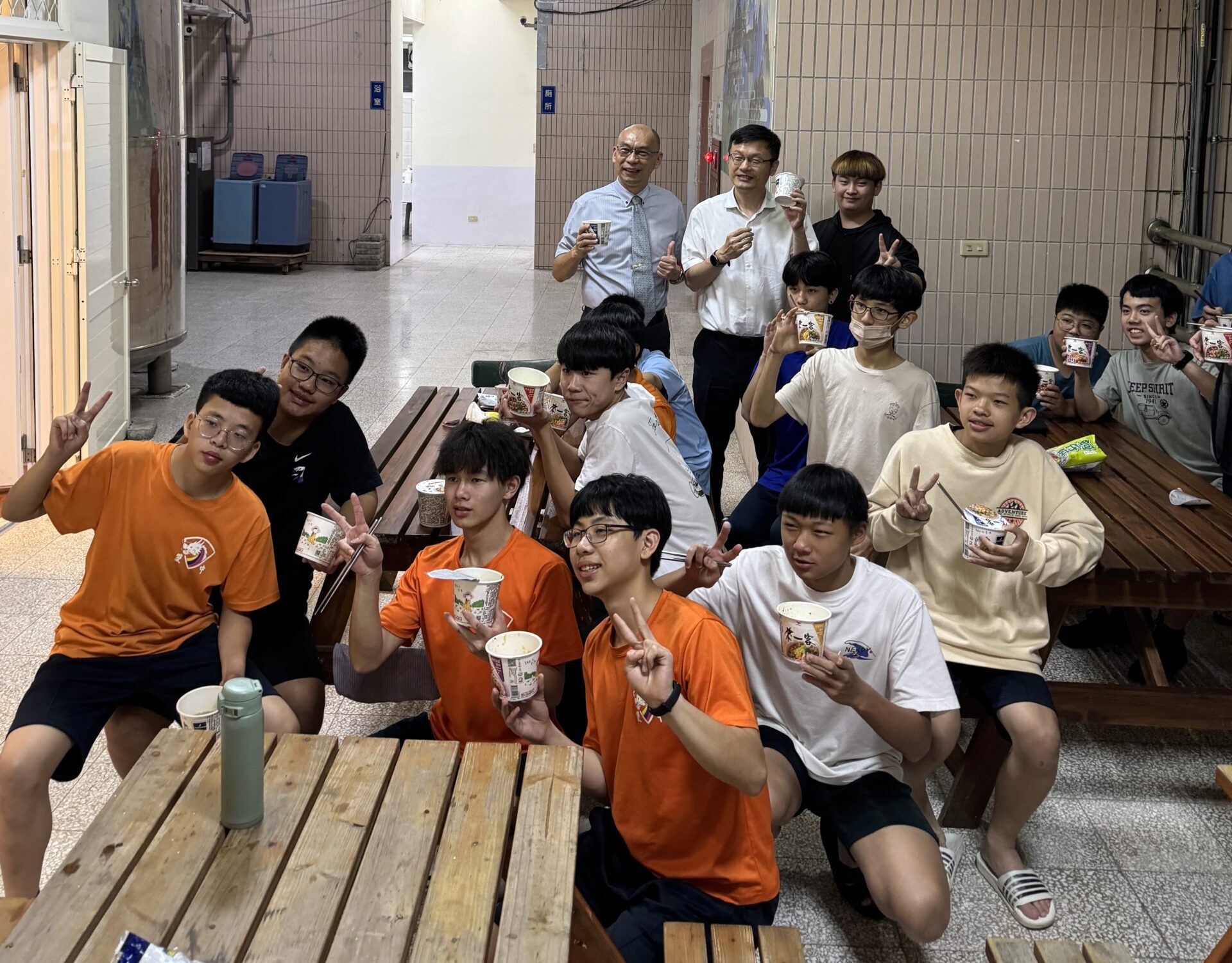 新北教育局長入住雙溪高中　體驗五星級學生宿舍　與學生吃泡麵話家常