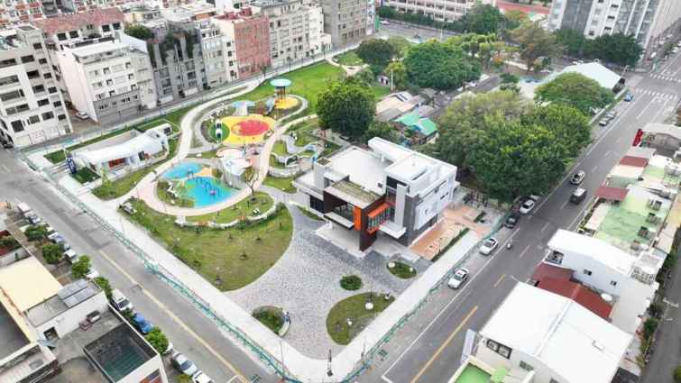 ▲打造停車場、公園、里民活動中心及日照中心四合一場域，員林市三和公園是彰化縣第一座四合一公園。（記者林明佑翻攝）