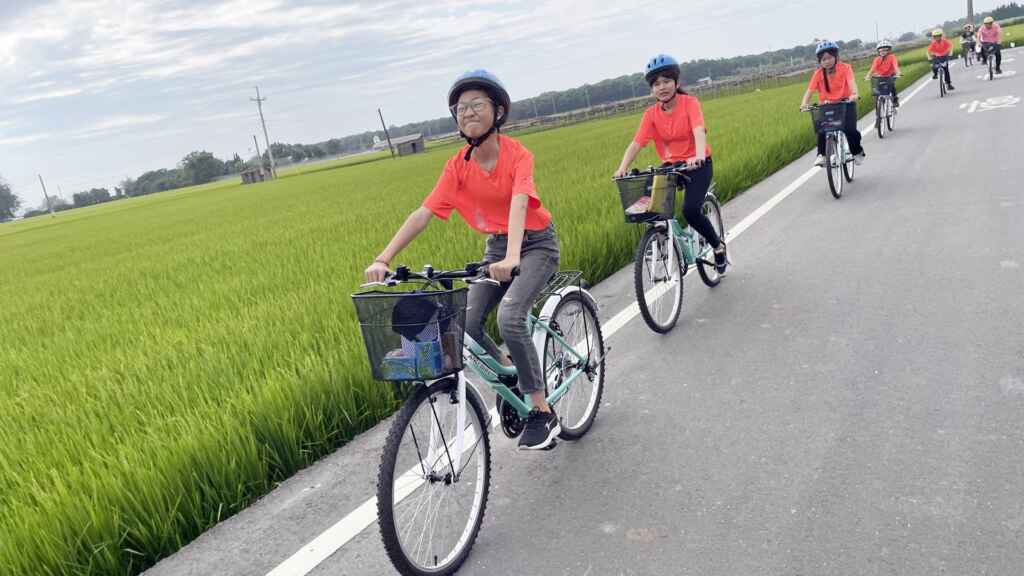 ▲土庫國小畢業生鐵騎環鄉之旅,騎在美麗的竹塘鄉間。(記者林明佑翻攝)