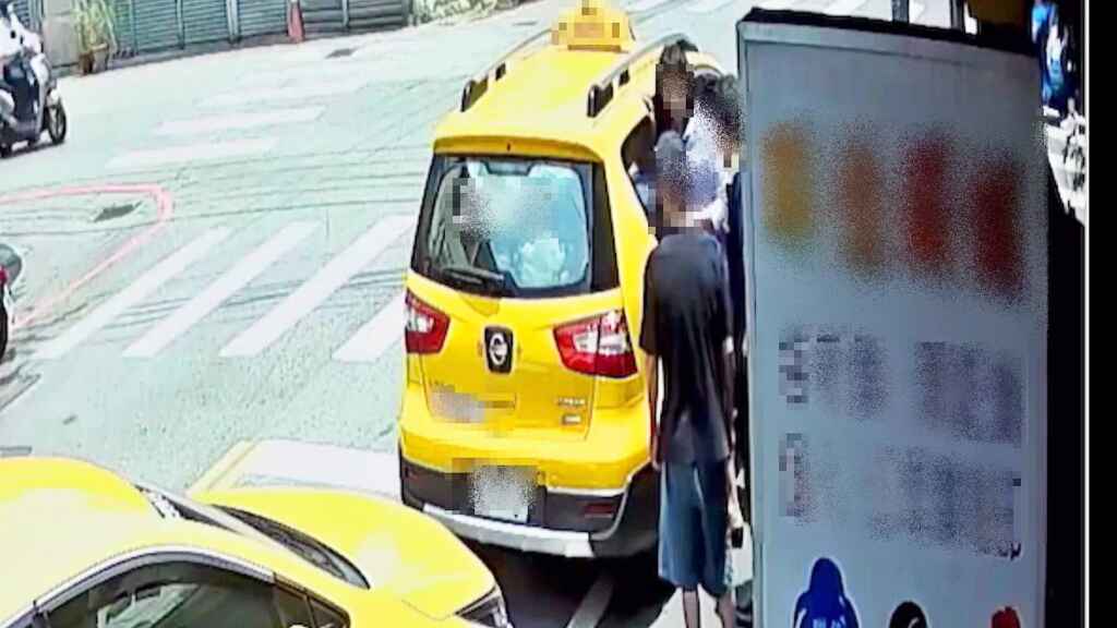 ▲計程車疑繞車衍糾紛,太平警分局獲報後,隨即將2人帶返,徐女頭部紅腫挫傷,至太平區國軍總醫院驗傷後,向黃男提出告訴,全案依涉嫌傷害罪移送偵辦。(民眾提供)