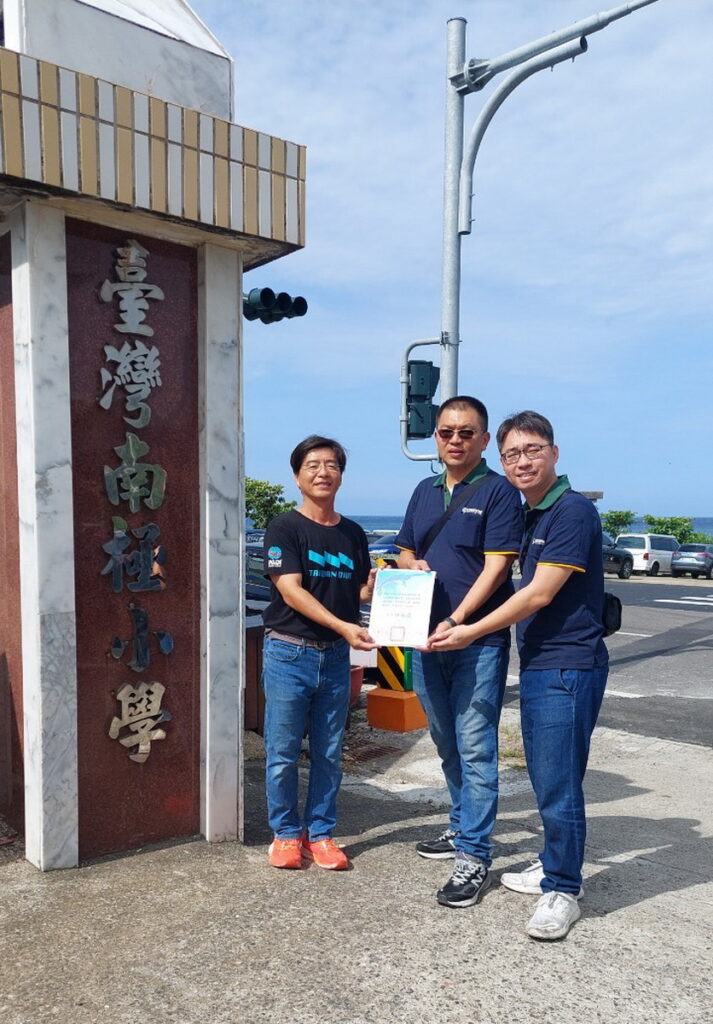 第三屆偏鄉校園隔熱義貼起跑,GREENWAY格菱威總經理李育學(右2)與台北市大直獅子會獅友代表陳永盛等人(右1)首站前進國境之南。