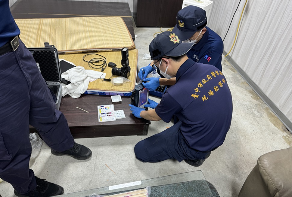 ▲圖說：專案小組於雲林二崙鄉製毒工廠內查獲整組製毒器具與大批製毒原料             （圖／台中市政府提供）