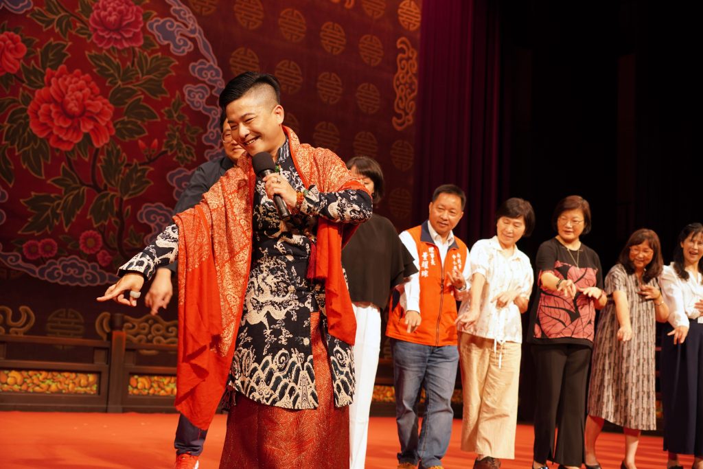 京劇老師分享「京劇就是你的想像力」,親自示範教學京劇的優美語言和身段。(圖/新北市政府提供)