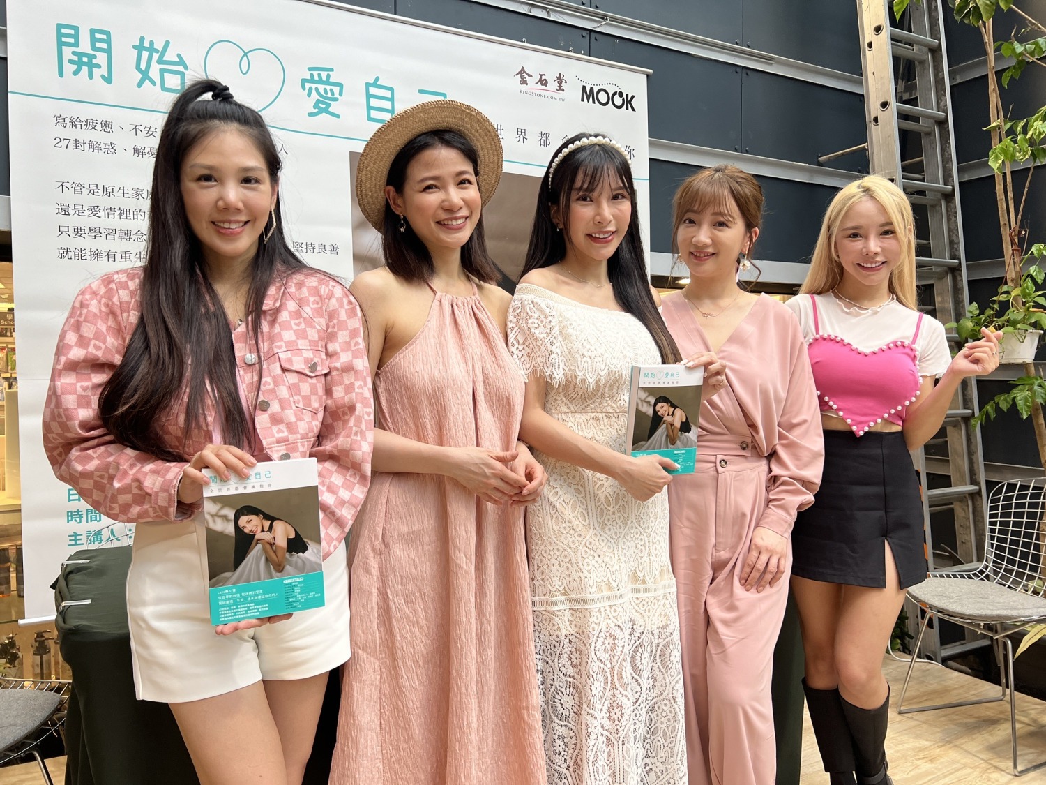 (由左至右)楊晨熙、蘿莉塔、Lala蘇心甯、玉兔、巫苡萱,感情相當深厚。 (圖/奧創娛樂提供)