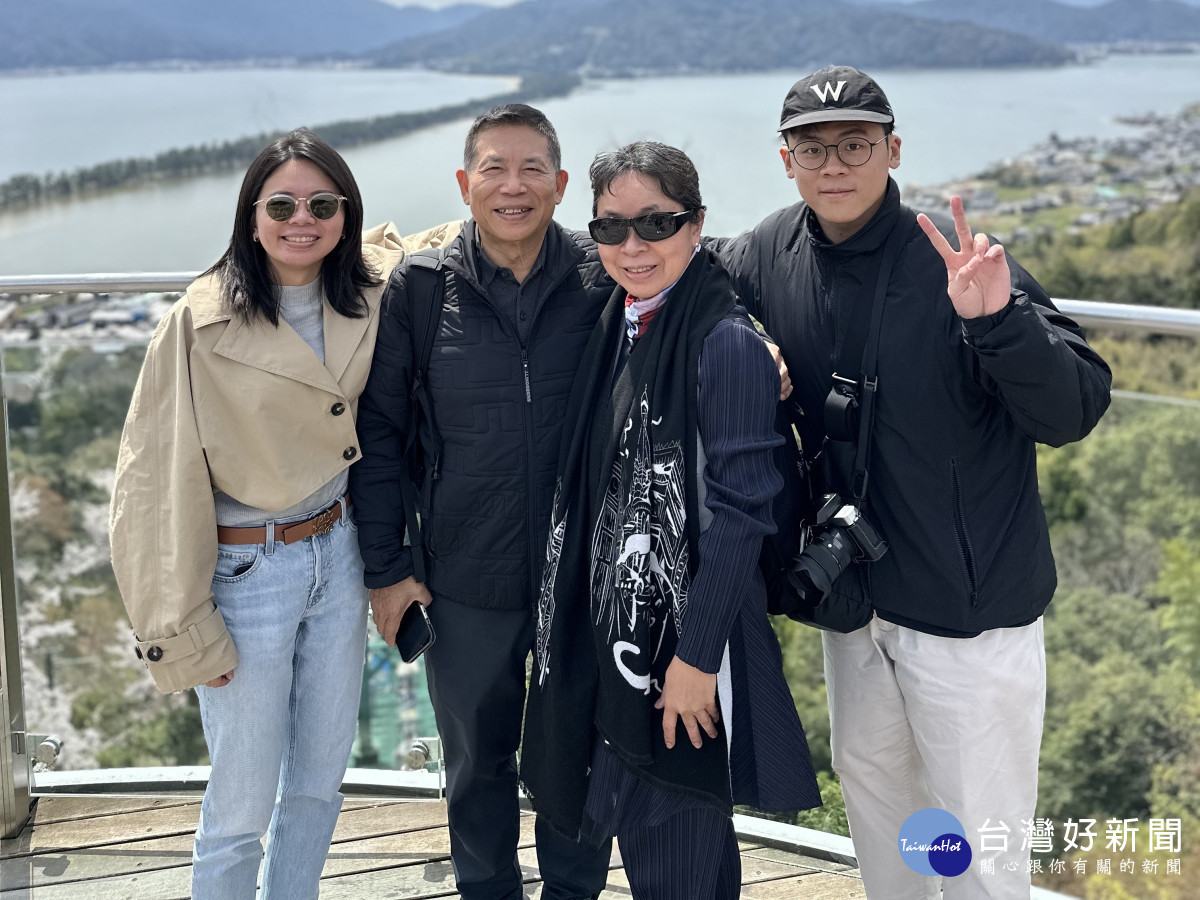 新任國發會主委劉鏡清(左2)與妻子黃麗惠同為中原大學畢業校友,兩人育有一對子女。