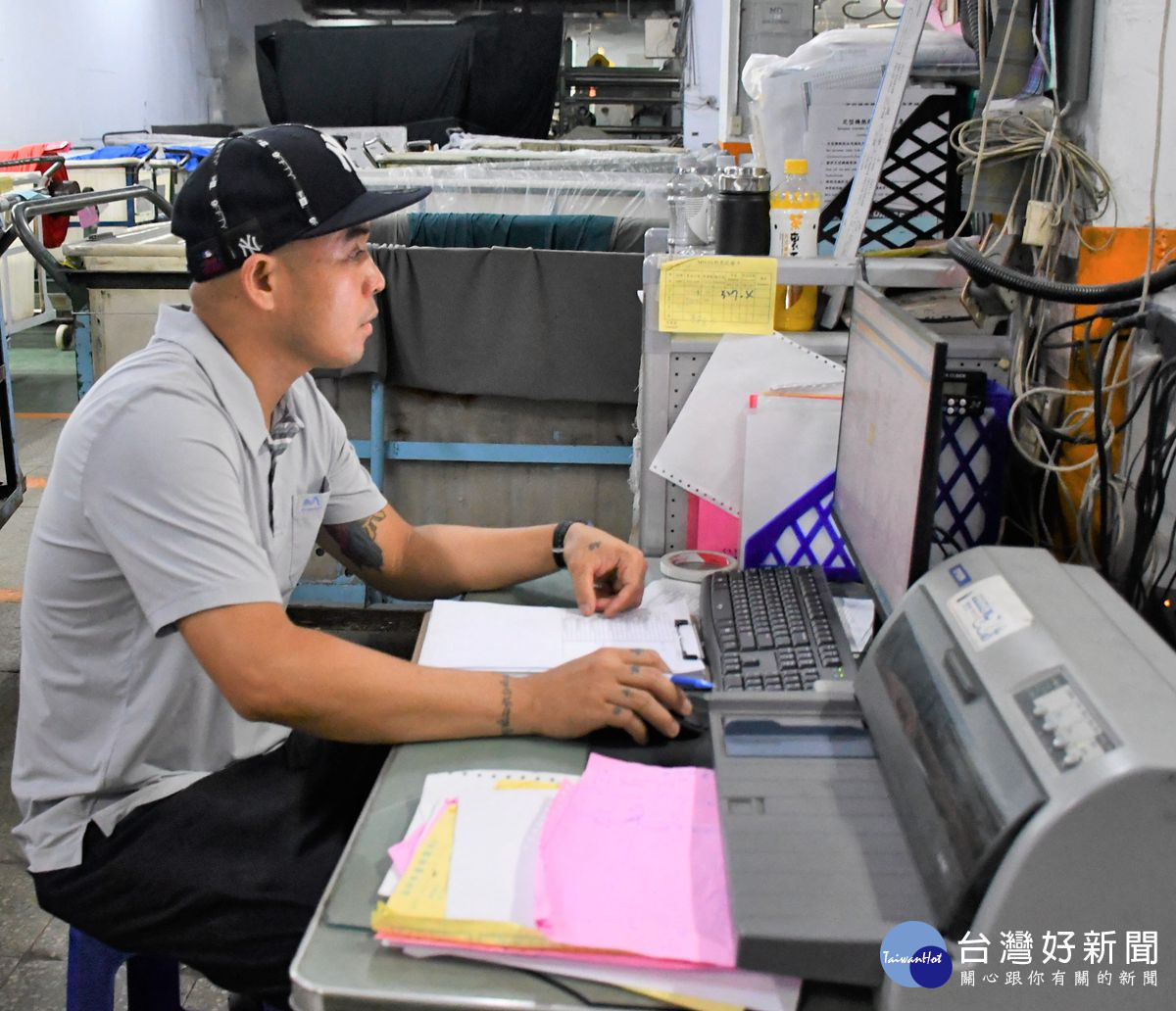 宏遠興業菲籍資深移工MANUEL(曼努)透過勞動部「移工留才久用方案」晉升為產線副課長