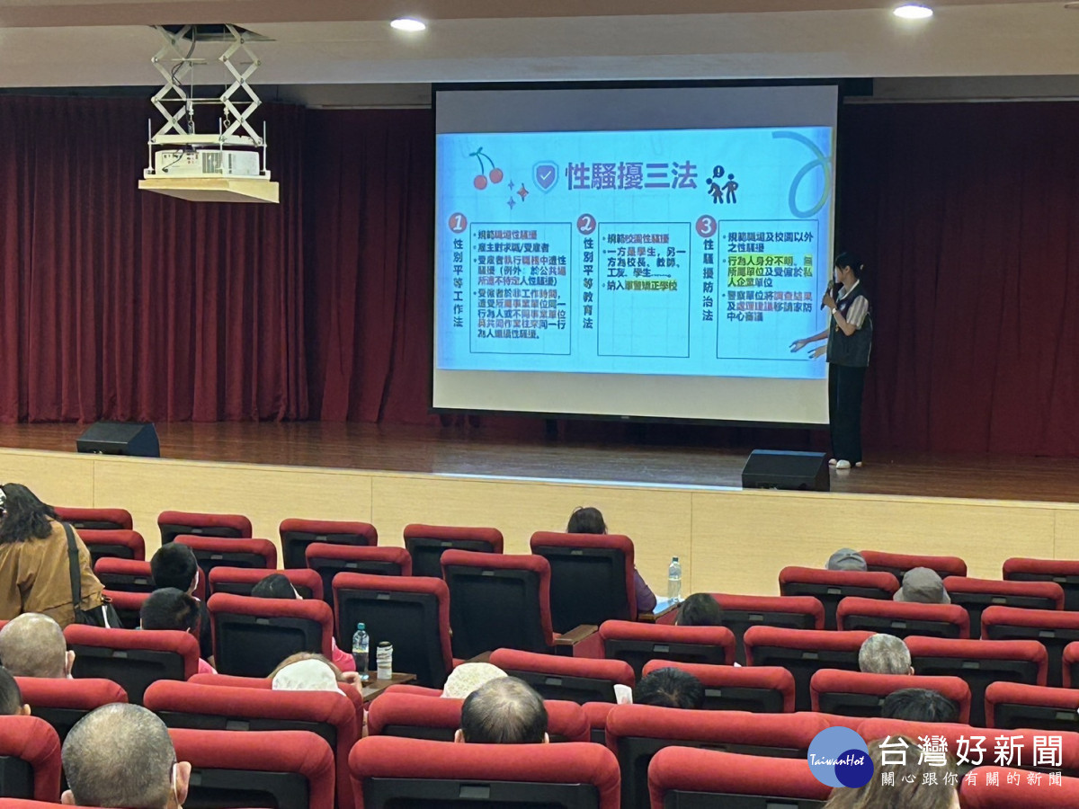 桃警婦幼隊與市政府社會局及台灣彩券合作，至多處公益彩券經銷商進行「防詐反性騷」的安全防護講習。