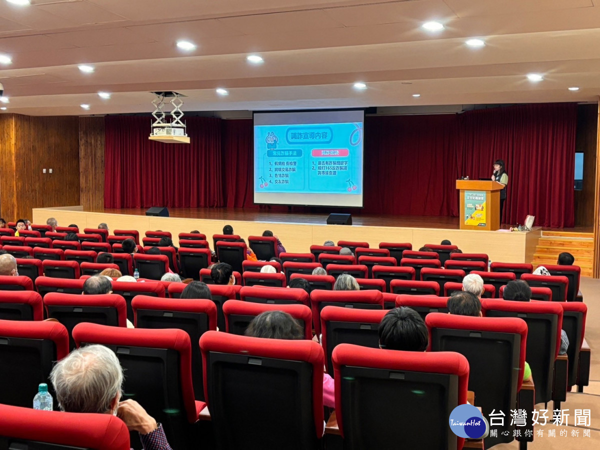 桃警婦幼隊與市政府社會局及台灣彩券合作,至多處公益彩券經銷商進行「防詐反性騷」的安全防護講習。