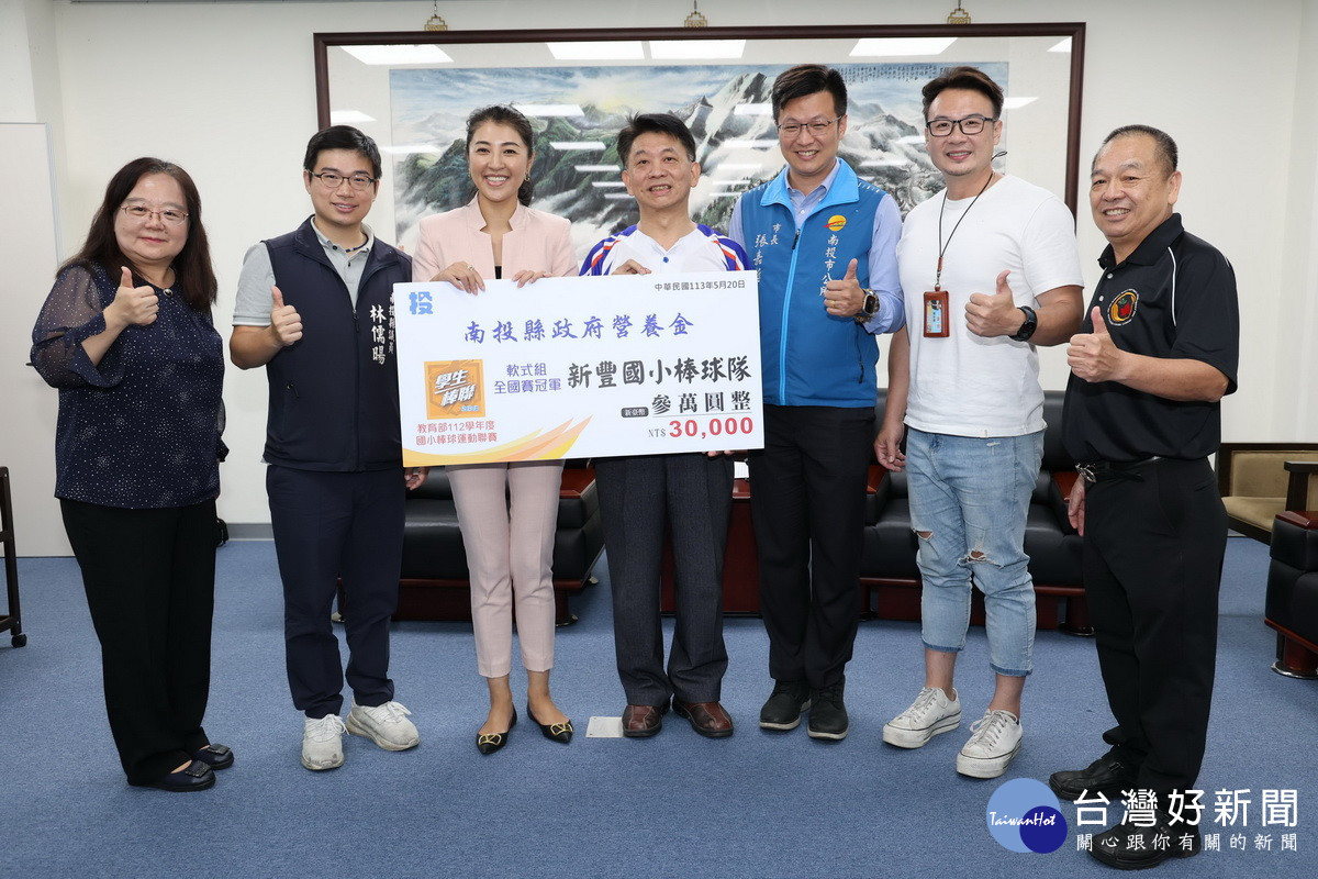 許縣長贈營養金為小將們加油。(縣府提供)