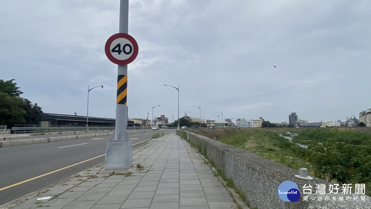 旱溪西路七段僅復舊1米多寬的人行道,且沿途路燈基座阻礙,自行車難以通行。