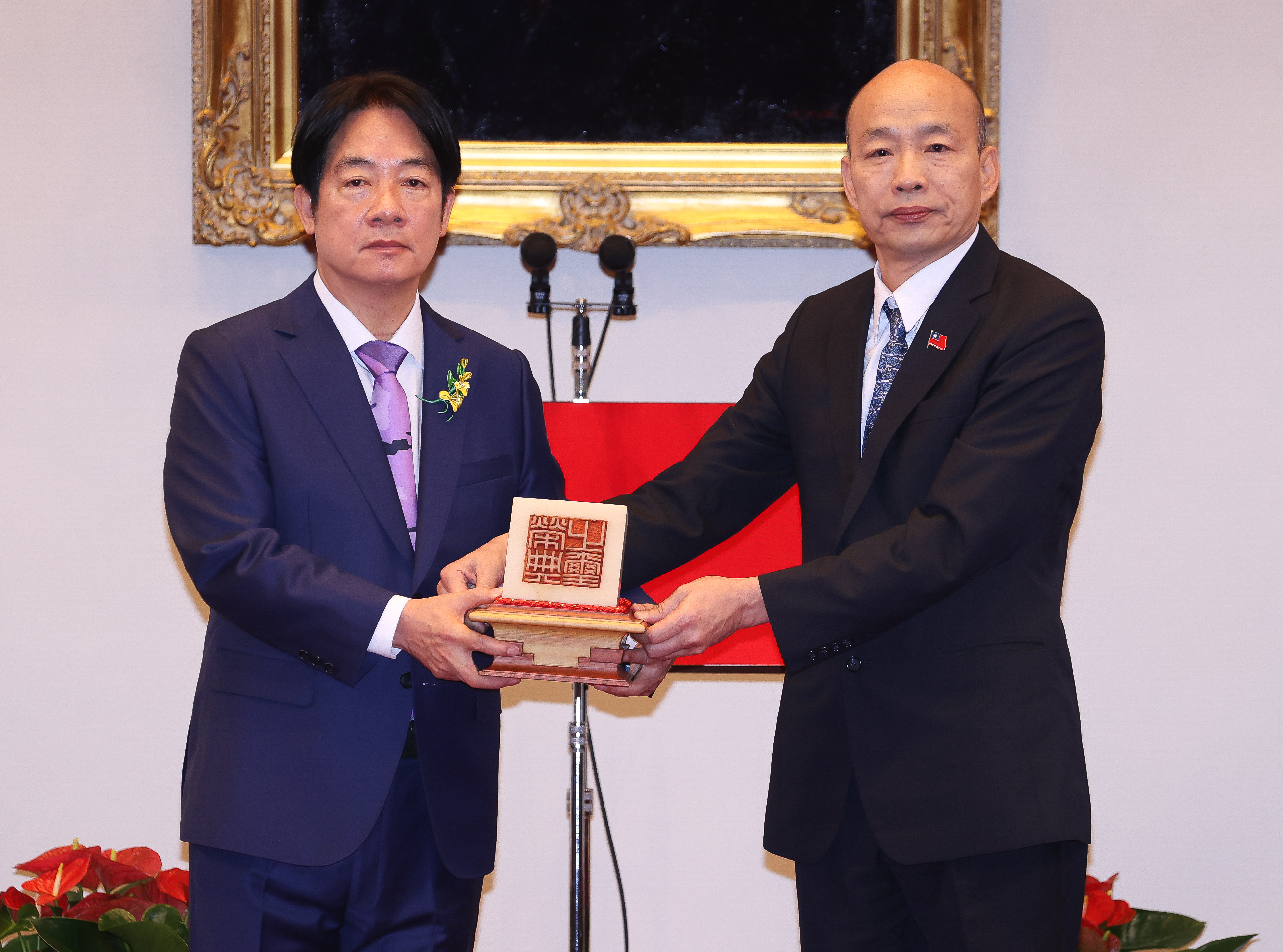 總統當選人賴清德(左)20日從立法院長韓國瑜(右)手中接下中華民國之璽。台北市攝影記者聯誼會提供
