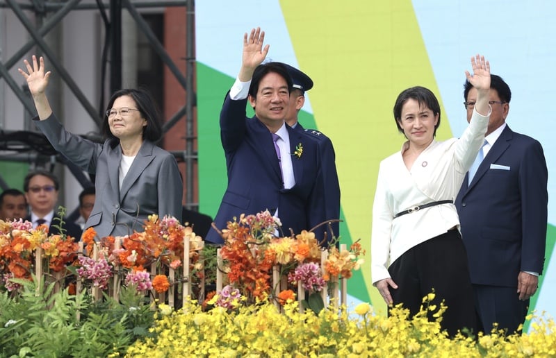 中華民國第16任總統副總統就職慶祝大會20日在總統府前登場,總統賴清德(前中)、副總統蕭美琴(前右)宣誓就職後,與前總統蔡英文(前左)一同登台向群眾揮手致意。中央社