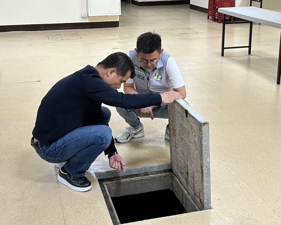 圖/新北市議員卓冠廷近日與清水里長江純文實地勘查,發現地下室的空氣真的很糟糕,最讓年長里民困擾的是地下室進出不方便。(新北市議員卓冠廷服務處提供)