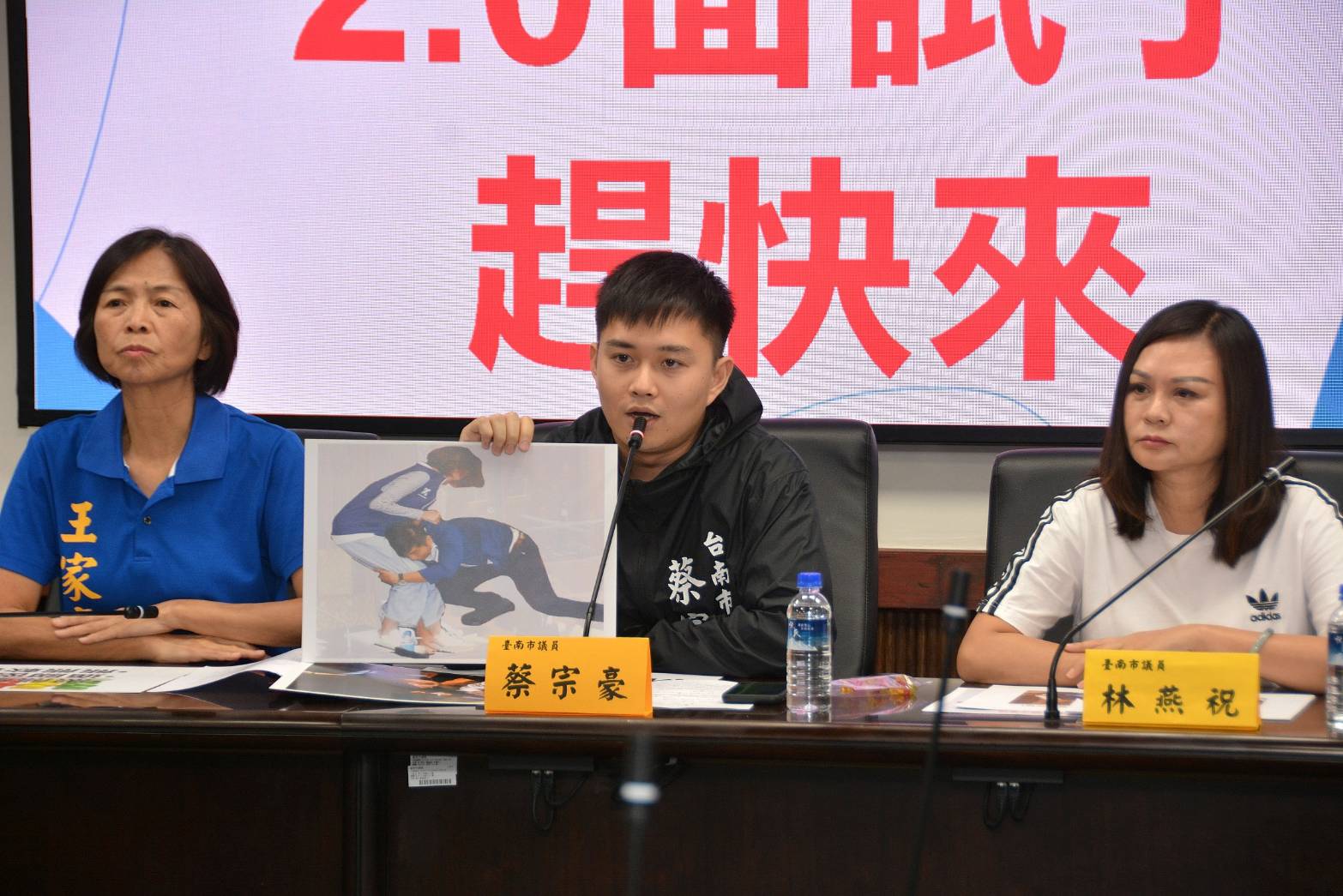 ▲市議員蔡宗豪呼籲民進黨不要再濫用青年的單純當作自己鴨霸的肉盾，也提醒民眾不要一昧的為執政黨的貪腐霸權政策護航。（圖／記者陳彥霖攝）