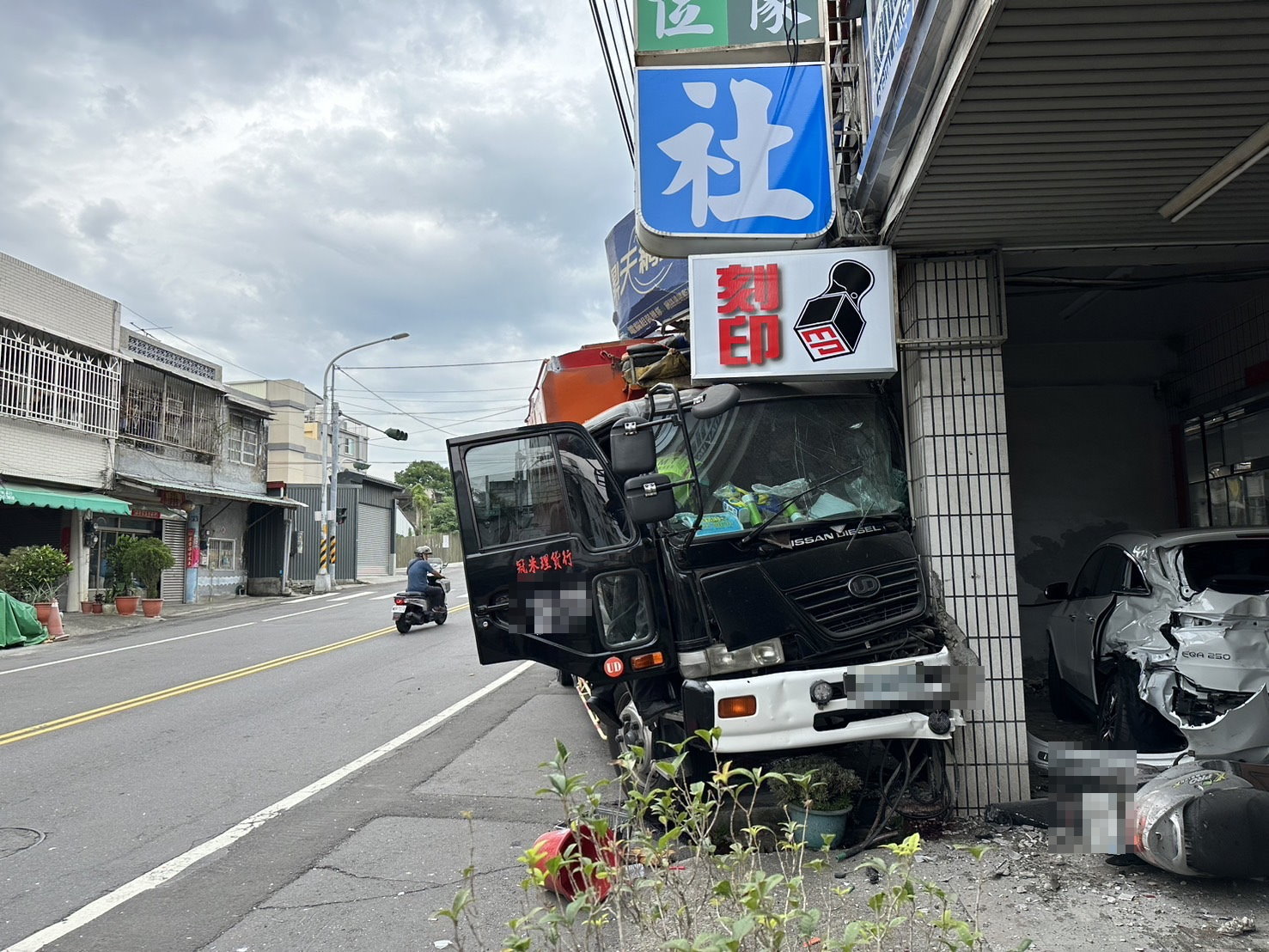 ▲一輛載運飼料的大貨車行，經彰化縣芬園鄉彰南路時，突然失控衝撞民宅，車頭卡在民宅騎樓嚴重毀損。（警方提供）