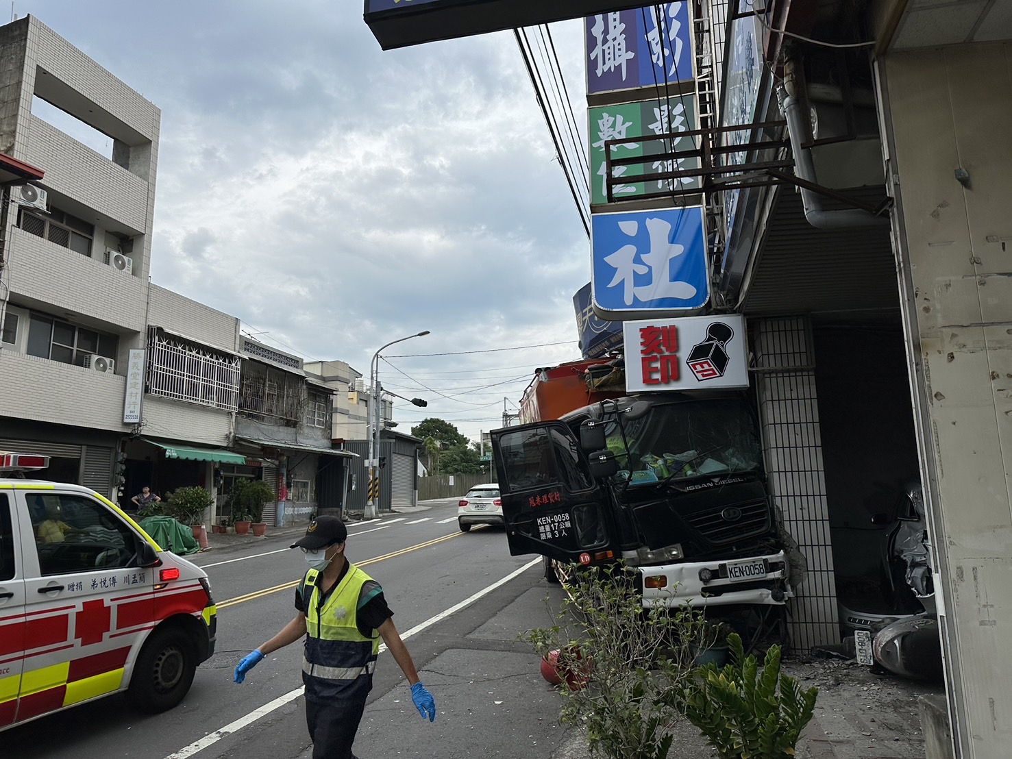 ▲一輛載運飼料的大貨車行，經彰化縣芬園鄉彰南路時，突然失控衝撞民宅，車頭卡在民宅騎樓嚴重毀損。（警方提供）