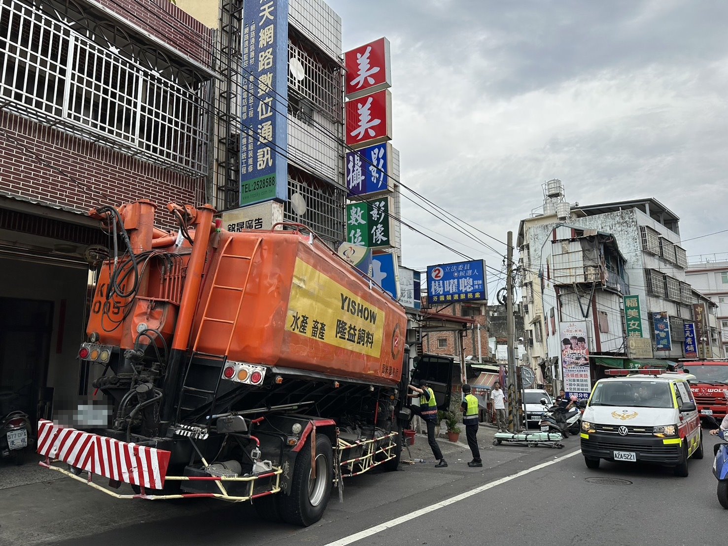 ▲一輛載運飼料的大貨車行，經彰化縣芬園鄉彰南路時，突然失控衝撞民宅，車頭卡在民宅騎樓嚴重毀損。（警方提供）