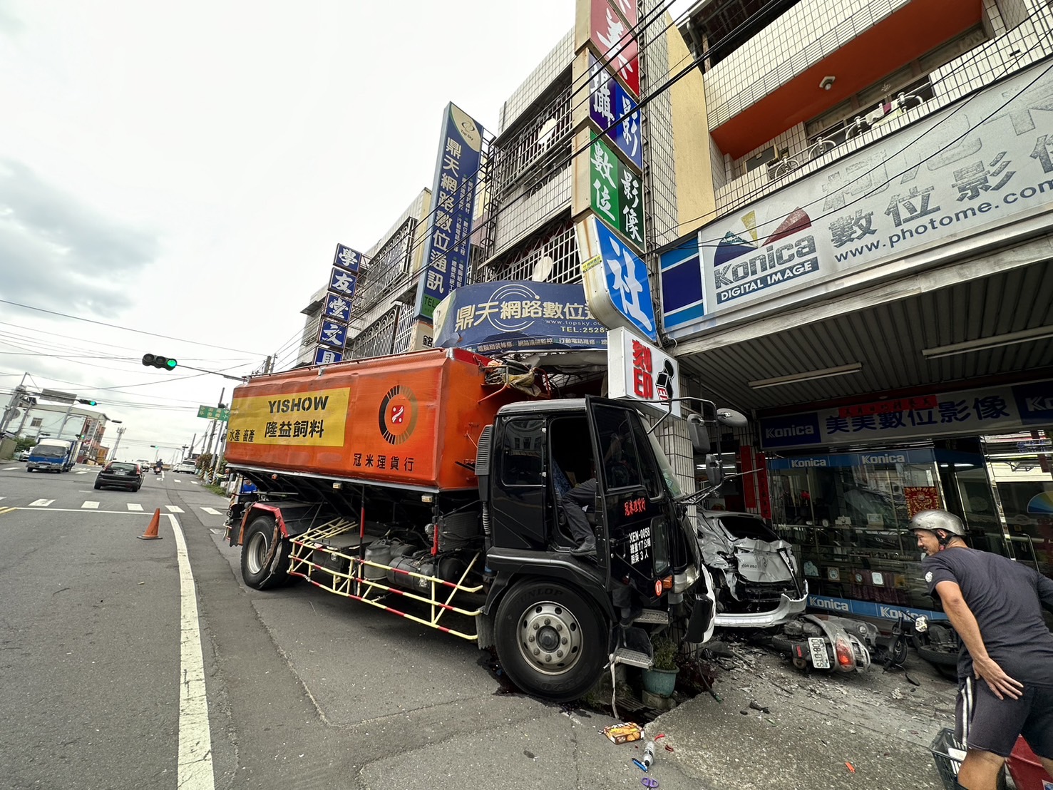 ▲一輛載運飼料的大貨車行，經彰化縣芬園鄉彰南路時，突然失控衝撞民宅，車頭卡在民宅騎樓嚴重毀損。（警方提供）