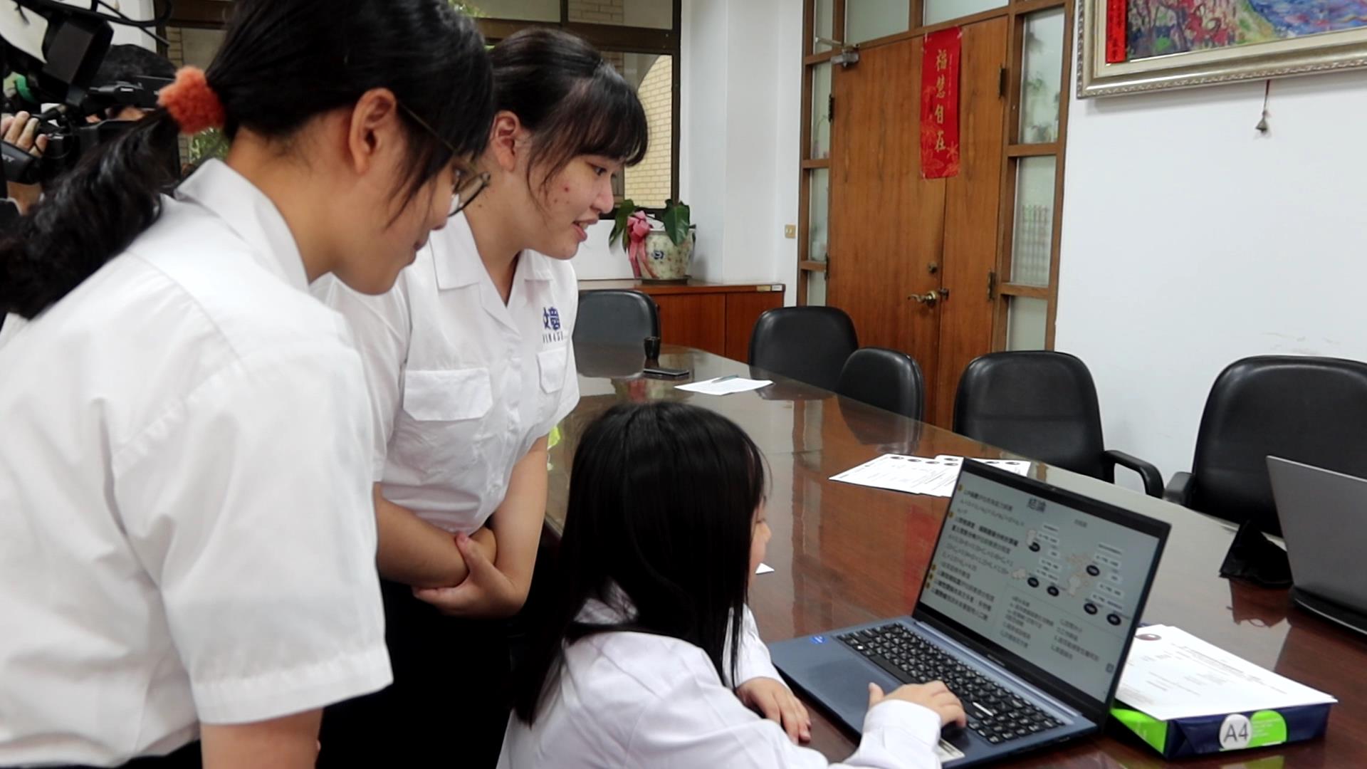 ▲彰化女中學生參加國際數學建模論文挑戰賽，兩組同學分別以創新的研究題目和出色的表現，從眾多參賽隊伍中脫穎而出，獲得了令人矚目的成績。（記者張溎壕攝）