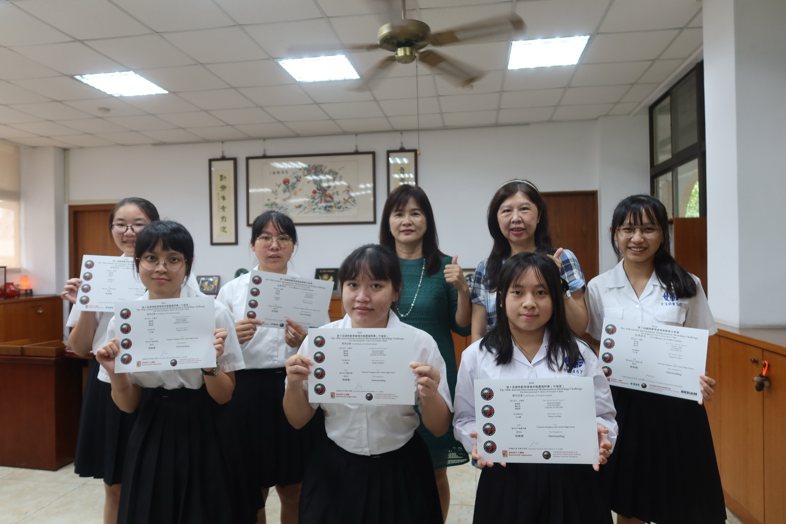 ▲彰化女中學生參加國際數學建模論文挑戰賽，兩組同學分別以創新的研究題目和出色的表現，從眾多參賽隊伍中脫穎而出，獲得了令人矚目的成績。（記者張溎壕攝）