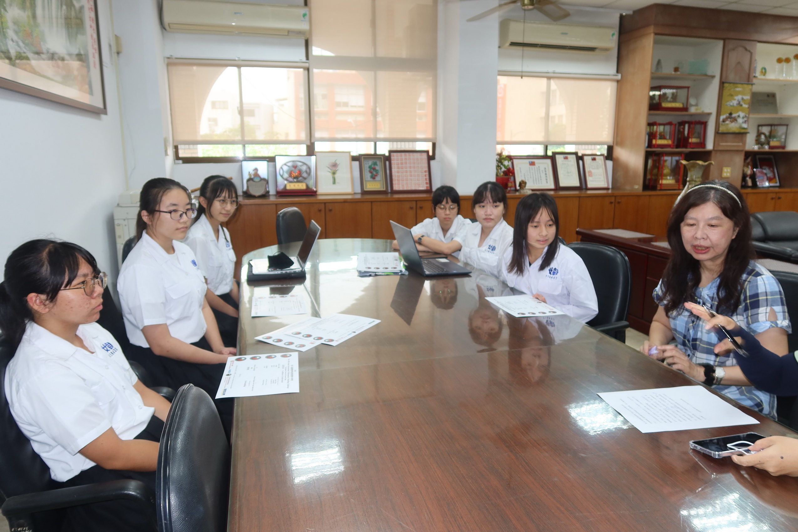 ▲彰化女中學生參加國際數學建模論文挑戰賽，兩組同學分別以創新的研究題目和出色的表現，從眾多參賽隊伍中脫穎而出，獲得了令人矚目的成績。（記者張溎壕攝）
