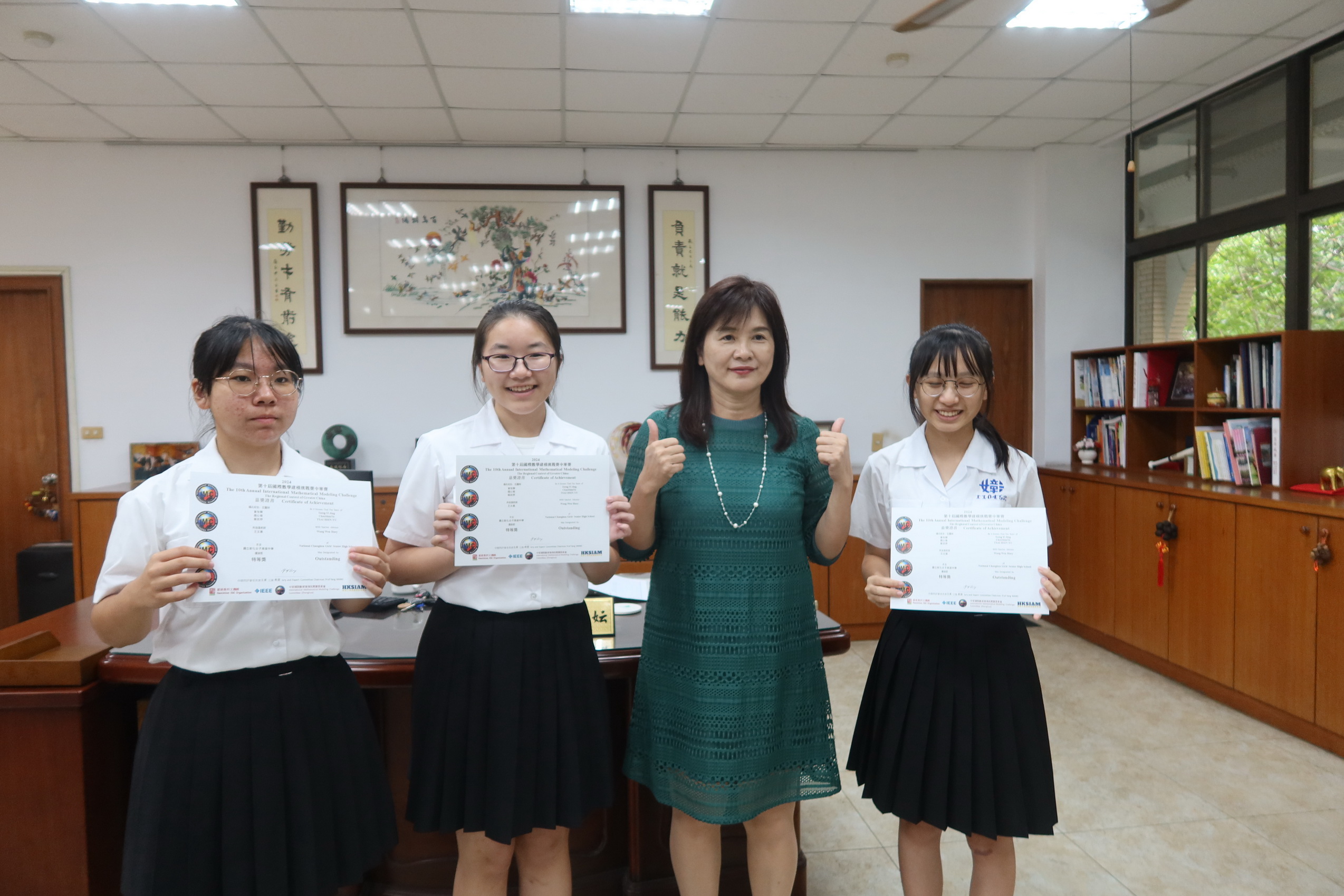 ▲彰化女中學生參加國際數學建模論文挑戰賽，兩組同學分別以創新的研究題目和出色的表現，從眾多參賽隊伍中脫穎而出，獲得了令人矚目的成績。（記者張溎壕攝）