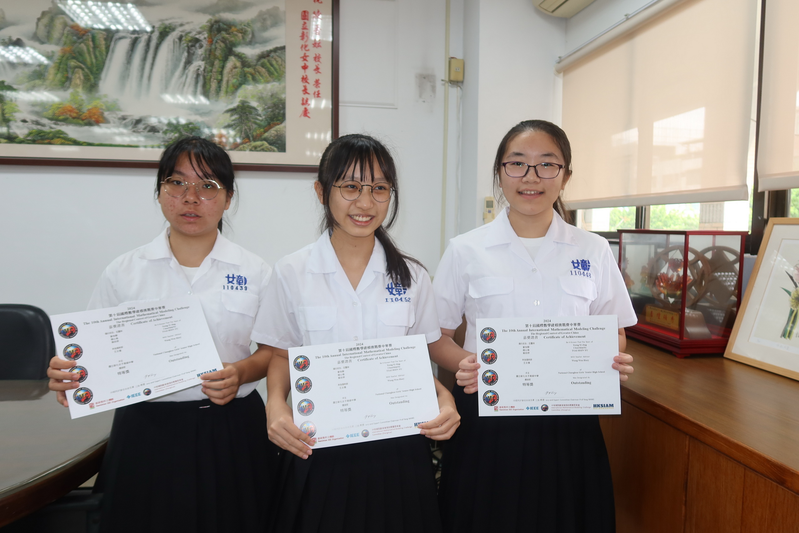 ▲彰化女中學生參加國際數學建模論文挑戰賽，兩組同學分別以創新的研究題目和出色的表現，從眾多參賽隊伍中脫穎而出，獲得了令人矚目的成績。（記者張溎壕攝）