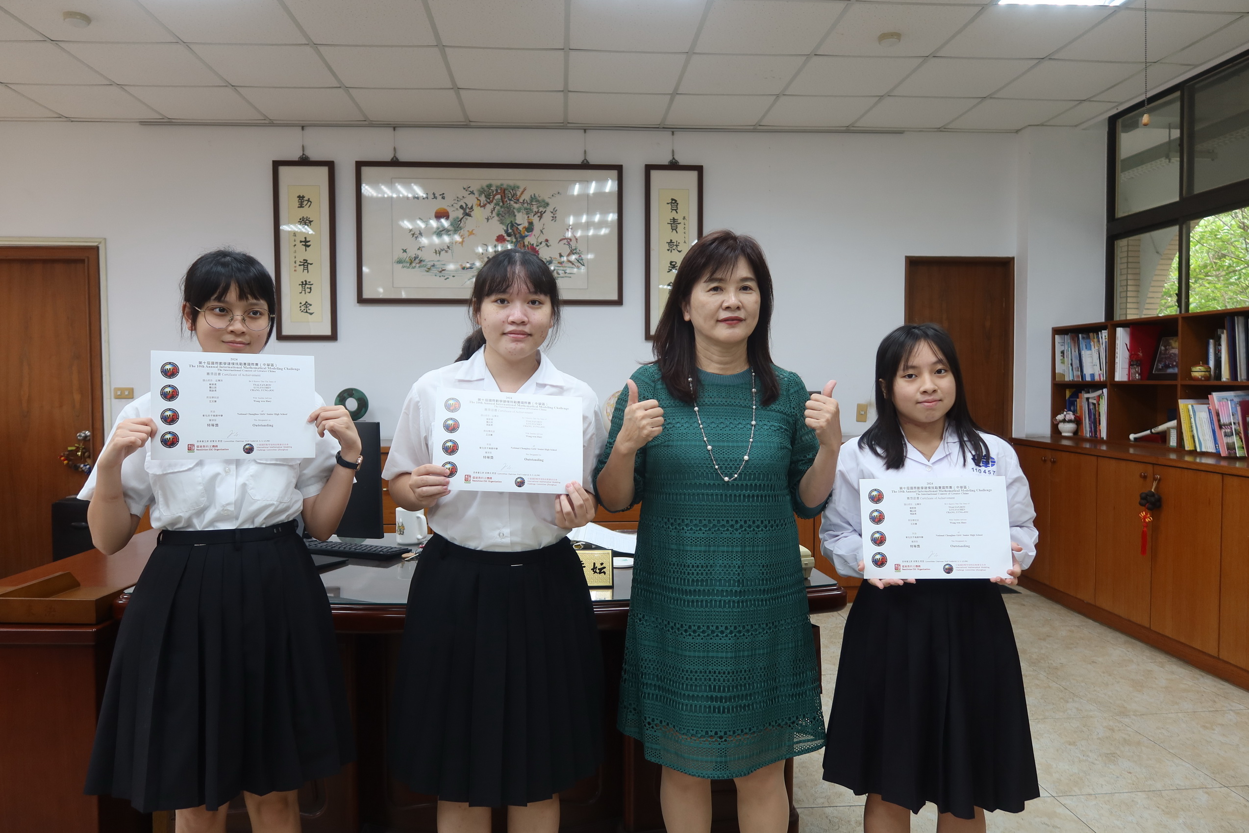 ▲彰化女中學生參加國際數學建模論文挑戰賽，兩組同學分別以創新的研究題目和出色的表現，從眾多參賽隊伍中脫穎而出，獲得了令人矚目的成績。（記者張溎壕攝）