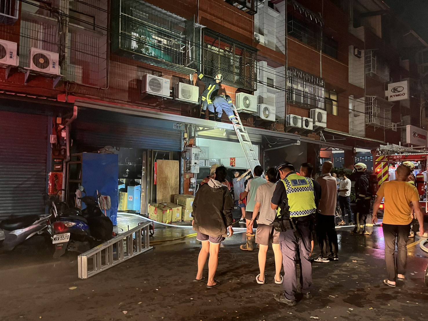 ▲社頭鄉清水岩路一處家庭式織襪工廠發生火警,火勢在10分鐘內撲滅,救出屋內祖孫三代共7人,起火前有鄰居聽到有人放鞭炮,不排除是放鞭炮引發火警。(民眾提供)
