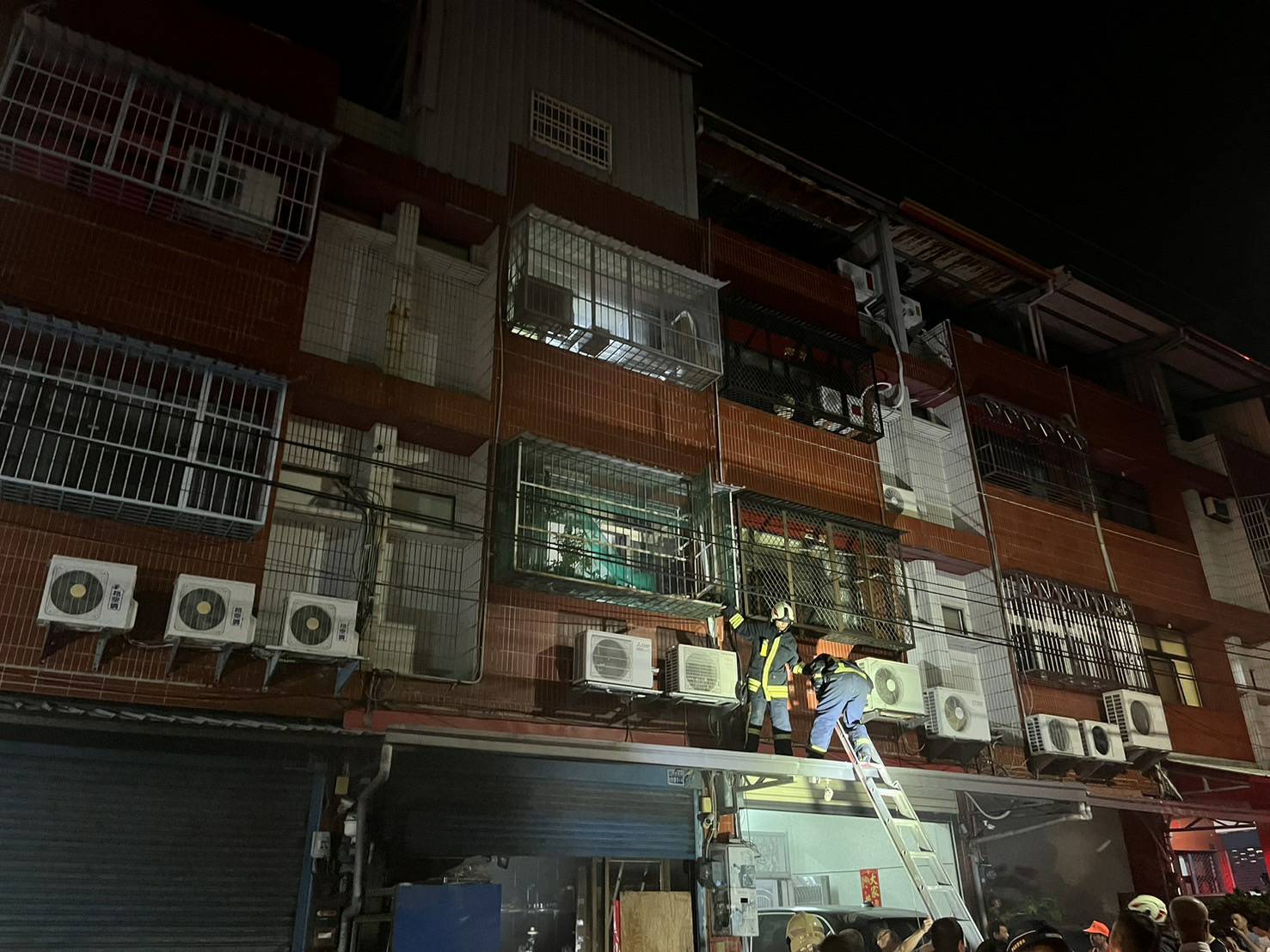 ▲社頭鄉清水岩路一處家庭式織襪工廠發生火警，火勢在10分鐘內撲滅，救出屋內祖孫三代共7人，起火前有鄰居聽到有人放鞭炮，不排除是放鞭炮引發火警。（民眾提供）