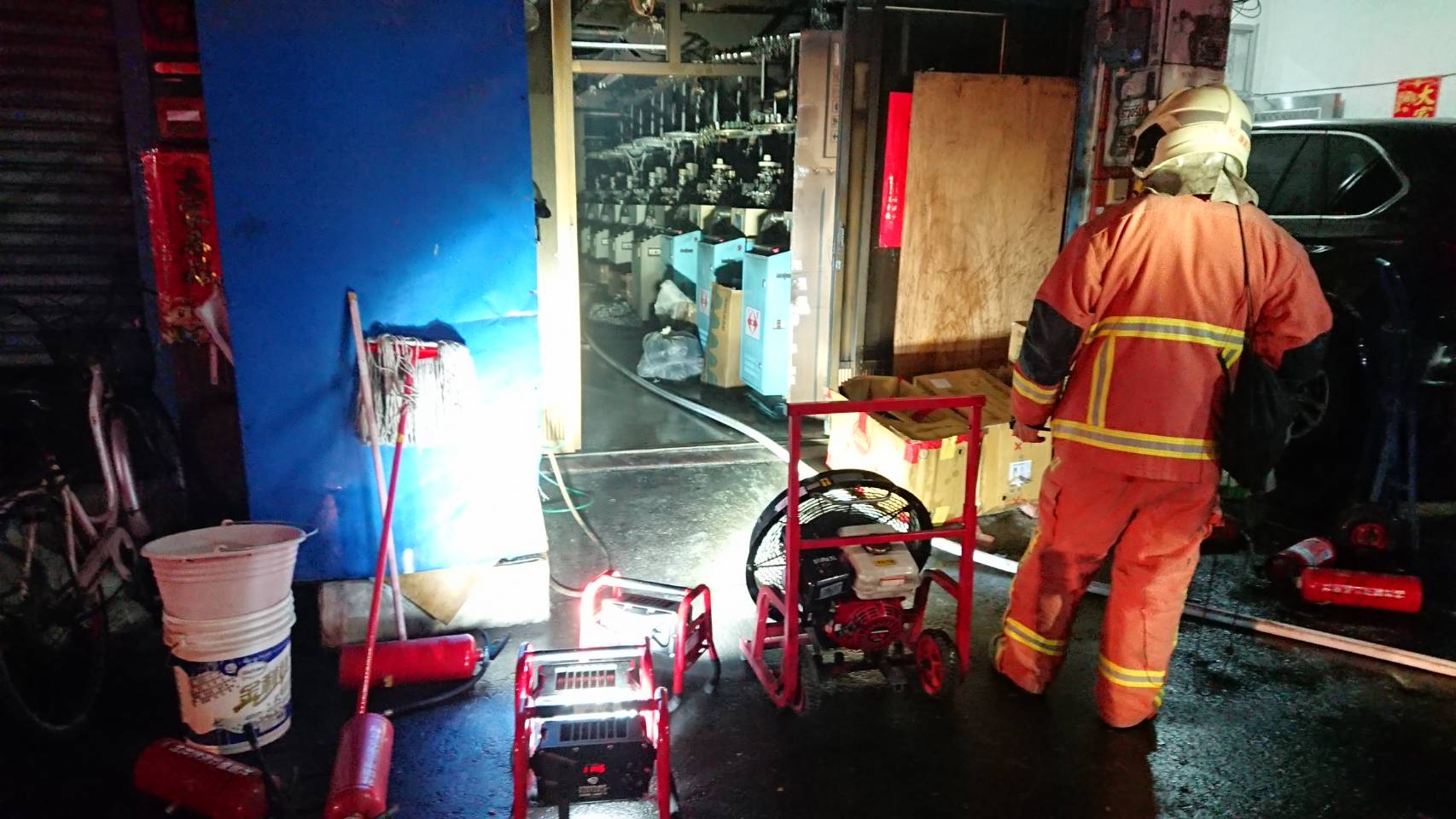 ▲社頭鄉清水岩路一處家庭式織襪工廠發生火警，火勢在10分鐘內撲滅，救出屋內祖孫三代共7人，起火前有鄰居聽到有人放鞭炮，不排除是放鞭炮引發火警。（民眾提供）