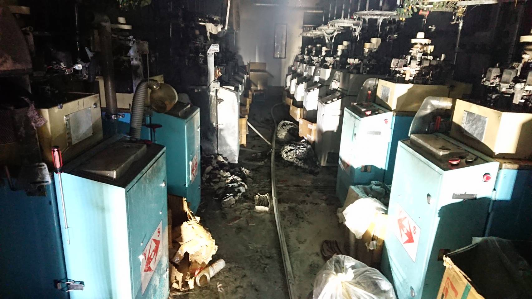 ▲社頭鄉清水岩路一處家庭式織襪工廠發生火警，火勢在10分鐘內撲滅，救出屋內祖孫三代共7人，起火前有鄰居聽到有人放鞭炮，不排除是放鞭炮引發火警。（民眾提供）
