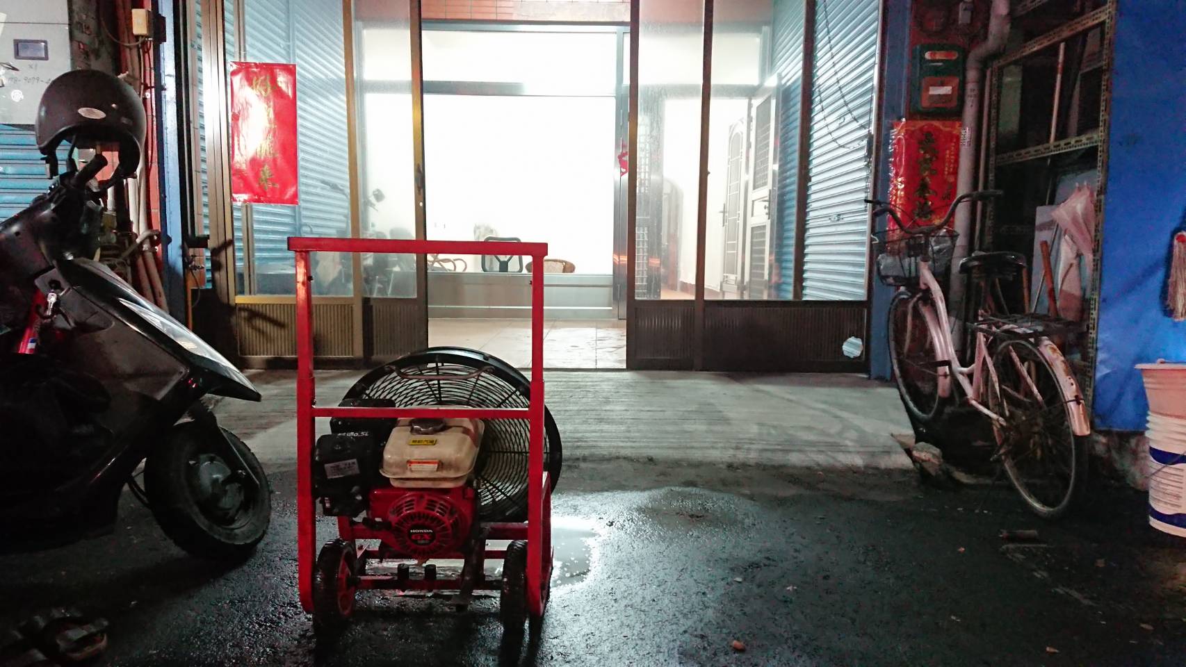 ▲社頭鄉清水岩路一處家庭式織襪工廠發生火警，火勢在10分鐘內撲滅，救出屋內祖孫三代共7人，起火前有鄰居聽到有人放鞭炮，不排除是放鞭炮引發火警。（民眾提供）