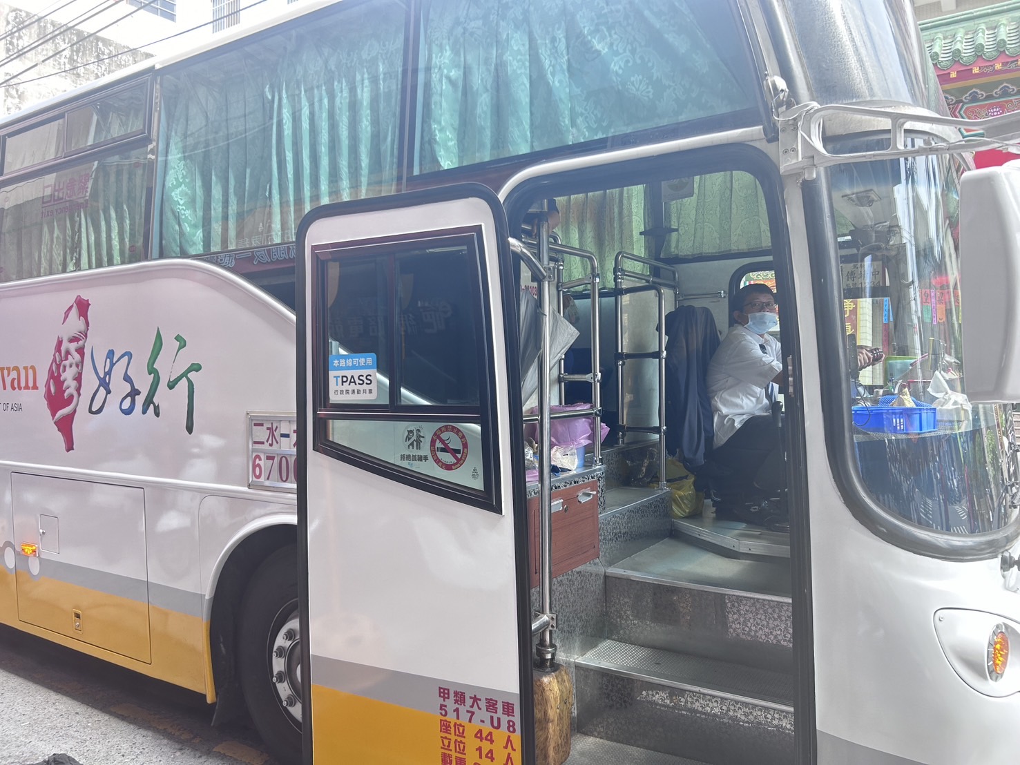 ▲駕駛人才招募中,公路局提供職業大客車駕駛補助計畫延長至114年2月28日,有意投入職業大客車駕駛行列的鄉親們向彰化監理站洽詢。(彰化監理站提供)