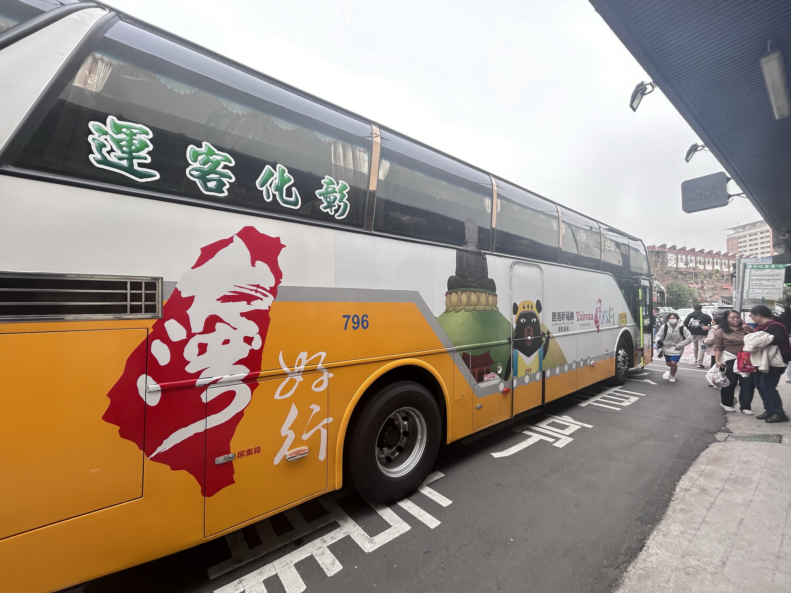 ▲駕駛人才招募中，公路局提供職業大客車駕駛補助計畫延長至114年2月28日，有意投入職業大客車駕駛行列的鄉親們向彰化監理站洽詢。（彰化監理站提供）
