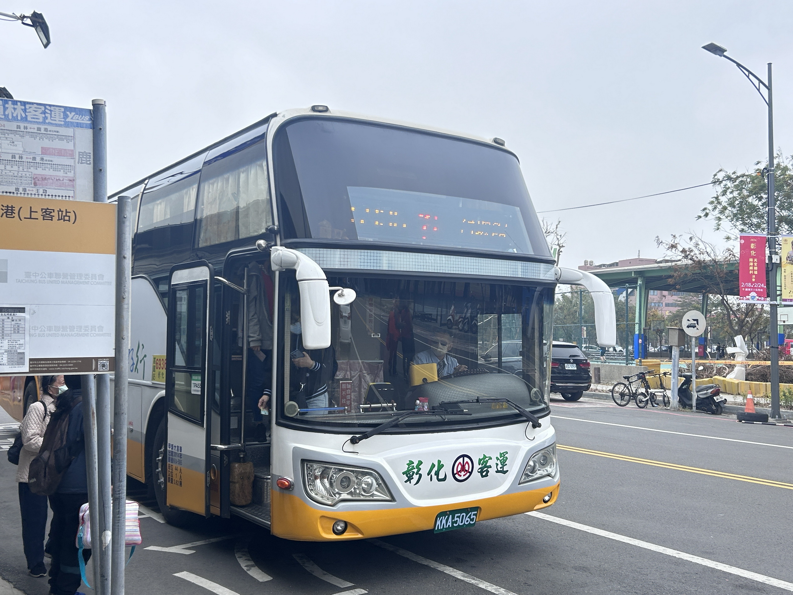 ▲駕駛人才招募中，公路局提供職業大客車駕駛補助計畫延長至114年2月28日，有意投入職業大客車駕駛行列的鄉親們向彰化監理站洽詢。（彰化監理站提供）