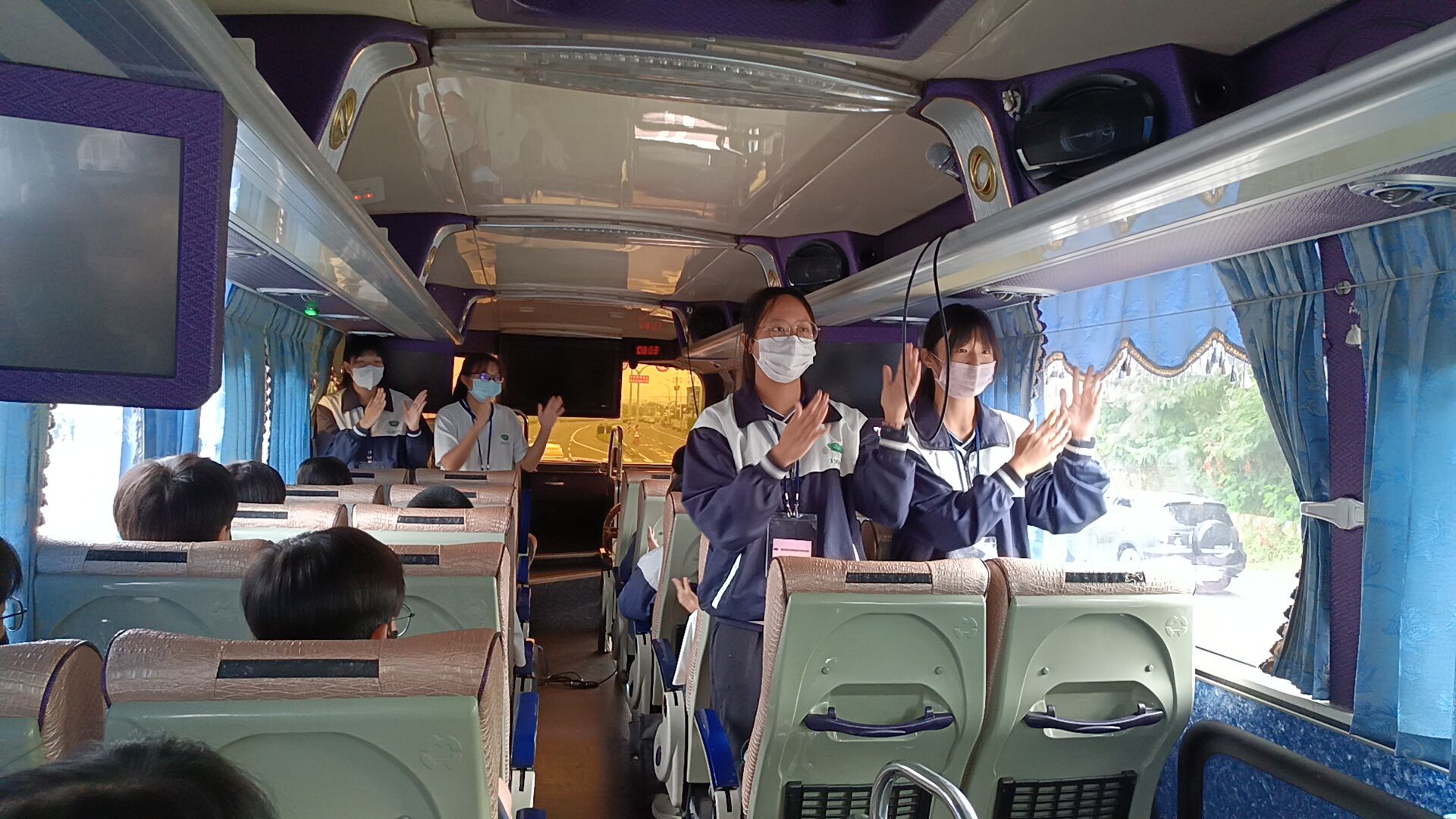 趁著路程時間在車上分解動作指導學弟、學妹,期望將最好的表現帶到教養院。
